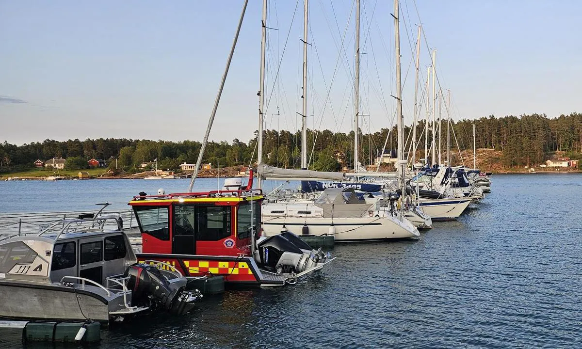 Knarberg Båthavn: {"base": "no", "no": "4 gjesteplasser ytterst p\u00e5 pir nord .", "se": "4 g\u00e4stplatser ytterst p\u00e5 pir norr.", "en": "4 guest spots at the outermost part of the north pier.", "da": "4 g\u00e6stepladser yderst p\u00e5 molen nord.", "fr": "4 places pour les invit\u00e9s \u00e0 l'extr\u00e9mit\u00e9 du m\u00f4le nord.", "de": "4 Gastliegepl\u00e4tze an der \u00e4u\u00dfersten Spitze des n\u00f6rdlichen Piers.", "es": "4 amarres para visitantes en el extremo del muelle norte.", "it": "4 posti per ospiti all'estremit\u00e0 del molo nord.", "pt": "4 vagas para visitantes na extremidade norte do p\u00eder.", "nl": "4 gastplaatsen aan het einde van de noordelijke pier.", "pl": "4 miejsca dla go\u015bci na ko\u0144cu p\u00f3\u0142nocnego falochronu.", "uk": "4 \u0433\u043e\u0441\u0442\u044c\u043e\u0432\u0456 \u043c\u0456\u0441\u0446\u044f \u043d\u0430 \u043a\u0440\u0430\u044e \u043f\u0456\u0432\u043d\u0456\u0447\u043d\u043e\u0433\u043e \u043f\u0456\u0440\u0441\u0443.", "ro": "4 locuri de oaspe\u021bi la cap\u0103tul de nord al digului.", "tr": "pirin kuzey ucunda 4 misafir yeri.", "el": "4 \u03b8\u03ad\u03c3\u03b5\u03b9\u03c2 \u03b3\u03b9\u03b1 \u03b5\u03c0\u03b9\u03c3\u03ba\u03ad\u03c0\u03c4\u03b5\u03c2 \u03b5\u03be\u03c9\u03c4\u03b5\u03c1\u03b9\u03ba\u03ac \u03c3\u03c4\u03b7\u03bd \u03b1\u03c0\u03bf\u03b2\u03ac\u03b8\u03c1\u03b1 \u03b2\u03cc\u03c1\u03b5\u03b9\u03b1.", "cs": "4 m\u00edsta pro hosty na konci severn\u00edho mola.", "hu": "4 vend\u00e9ghaj\u00f3hely az \u00e9szaki m\u00f3l\u00f3 k\u00fcls\u0151 r\u00e9sz\u00e9n.", "fi": "4 vieraspaikkaa pohjoislaiturin k\u00e4rjess\u00e4.", "bg": "4 \u043c\u0435\u0441\u0442\u0430 \u0437\u0430 \u0433\u043e\u0441\u0442\u0438 \u043d\u0430 \u043a\u0440\u0430\u0439 \u043d\u0430 \u0441\u0435\u0432\u0435\u0440\u043d\u0438\u044f \u043f\u0438\u0440\u0441.", "sr": "4 \u0433\u043e\u0441\u0442\u0443\u0458\u0443\u045b\u0430 \u043c\u0435\u0441\u0442\u0430 \u043d\u0430 \u043a\u0440\u0430\u0458\u0443 \u0441\u0435\u0432\u0435\u0440\u043d\u043e\u0433 \u043f\u0440\u0438\u0441\u0442\u0430\u043d\u0438\u0448\u0442\u0430.", "et": "4 k\u00fclalispaika p\u00f5hjapoolse kai \u00e4\u00e4res.", "lv": "4 viesu vietas uz molo zieme\u013cos.", "lt": "4 sve\u010di\u0173 vietos prie \u0161iaurinio pirso i\u0161or\u0117s."}