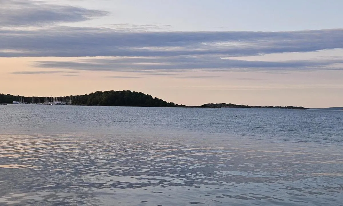 Knarberg Båthavn: {"base": "no", "no": "Flott utsikt til Fj\u00e6rholmen", "se": "Fin utsikt till Fj\u00e4rholmen", "en": "Great view of Fj\u00e6rholmen", "da": "Flot udsigt til Fj\u00e6rholmen", "fr": "Belle vue sur Fj\u00e6rholmen", "de": "Fantastischer Ausblick auf Fj\u00e6rholmen", "es": "Hermosa vista a Fj\u00e6rholmen", "it": "Vista fantastica su Fj\u00e6rholmen", "pt": "Vista linda para Fj\u00e6rholmen", "nl": "Prachtig uitzicht op Fj\u00e6rholmen", "pl": "Wspania\u0142y widok na Fj\u00e6rholmen", "uk": "\u0427\u0443\u0434\u043e\u0432\u0438\u0439 \u0432\u0438\u0434 \u043d\u0430 \u0424'\u0454\u0440\u0445\u043e\u043b\u044c\u043c\u0435\u043d", "ro": "Priveli\u0219te minunat\u0103 c\u0103tre Fj\u00e6rholmen", "tr": "Fj\u00e6rholmen\u2019e g\u00fczel manzara", "el": "\u03a5\u03c0\u03ad\u03c1\u03bf\u03c7\u03b7 \u03b8\u03ad\u03b1 \u03c0\u03c1\u03bf\u03c2 \u03c4\u03bf Fj\u00e6rholmen", "cs": "Skv\u011bl\u00fd v\u00fdhled na Fj\u00e6rholmen", "hu": "Csod\u00e1latos kil\u00e1t\u00e1s Fj\u00e6rholmenre", "fi": "Upea n\u00e4kym\u00e4 Fj\u00e6rholmenille", "bg": "\u0427\u0443\u0434\u0435\u0441\u0435\u043d \u0438\u0437\u0433\u043b\u0435\u0434 \u043a\u044a\u043c Fj\u00e6rholmen", "sr": "Prekrasan pogled ka Fj\u00e6rholmen", "et": "Suurep\u00e4rane vaade Fj\u00e6rholmenile", "lv": "Lielisks skats uz Fj\u00e6rholmen", "lt": "Puikus vaizdas \u012f Fj\u00e6rholmen"}