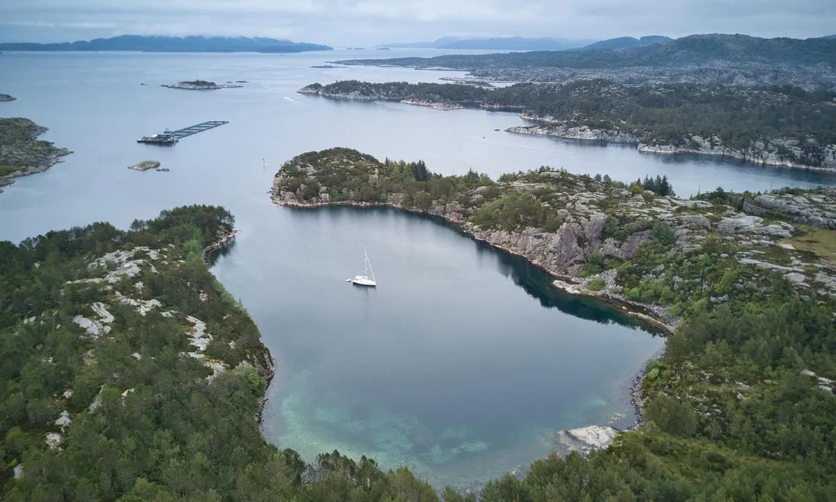 Bilde viser Kobbavika fra sør, dvs. Selbjørnsfjord og Austevoll i bakgrunnen.