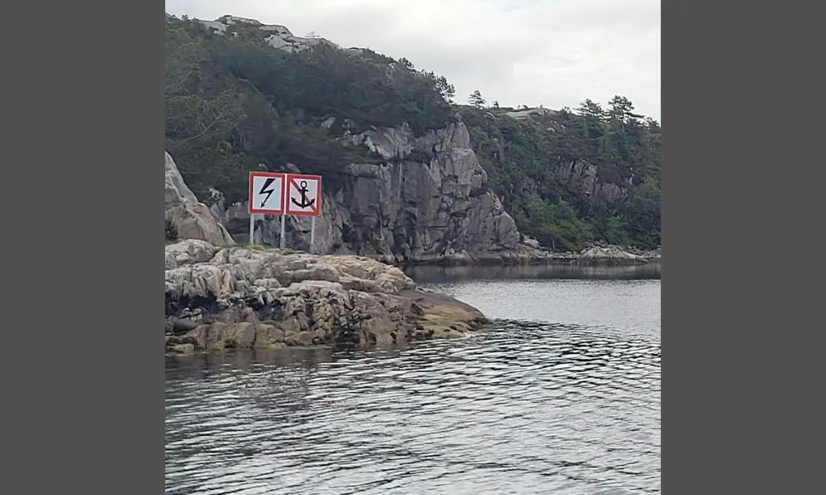 Kobbavika: Det er litt uklart hvor det er ankringsforbud, men kartet viser bare en kabel helt inne ved land på nord-østsiden, så det er trolig uproblematisk å ligge på svai.