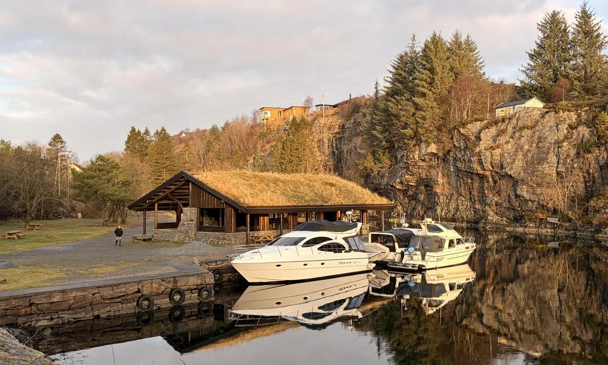 Kollevåg: {"base": "no", "no": "Fin plass, selv i desember", "se": "Fin plats, \u00e4ven i december", "en": "Nice place, even in December", "da": "God plads, selv i december", "fr": "Bel endroit, m\u00eame en d\u00e9cembre", "de": "Guter Platz, sogar im Dezember", "es": "Buen lugar, incluso en diciembre", "it": "Posto carino, anche a dicembre", "pt": "Bom lugar, mesmo em dezembro", "nl": "Goede ligplaats, zelfs in december", "pl": "Dobre miejsce, nawet w grudniu", "uk": "\u0427\u0443\u0434\u043e\u0432\u0435 \u043c\u0456\u0441\u0446\u0435, \u043d\u0430\u0432\u0456\u0442\u044c \u0443 \u0433\u0440\u0443\u0434\u043d\u0456", "ro": "Loc bun, chiar \u0219i \u00een decembrie", "tr": "G\u00fczel bir yer, aral\u0131k ay\u0131nda bile", "el": "\u03a9\u03c1\u03b1\u03af\u03bf \u03bc\u03ad\u03c1\u03bf\u03c2, \u03b1\u03ba\u03cc\u03bc\u03b1 \u03ba\u03b1\u03b9 \u03c4\u03bf\u03bd \u0394\u03b5\u03ba\u03ad\u03bc\u03b2\u03c1\u03b9\u03bf", "cs": "P\u011bkn\u00e9 m\u00edsto, i v prosinci", "hu": "Sz\u00e9p hely, m\u00e9g decemberben is", "fi": "Hieno paikka, jopa joulukuussa", "bg": "\u0425\u0443\u0431\u0430\u0432\u043e \u043c\u044f\u0441\u0442\u043e, \u0434\u043e\u0440\u0438 \u043f\u0440\u0435\u0437 \u0434\u0435\u043a\u0435\u043c\u0432\u0440\u0438", "sr": "\u041b\u0435\u043f\u043e \u043c\u0435\u0441\u0442\u043e, \u0447\u0430\u043a \u0438 \u0443 \u0434\u0435\u0446\u0435\u043c\u0431\u0440\u0443", "et": "Hea koht, isegi detsembris", "lv": "Laba vieta, pat decembr\u012b", "lt": "Puiki vieta, net ir gruod\u012f"}