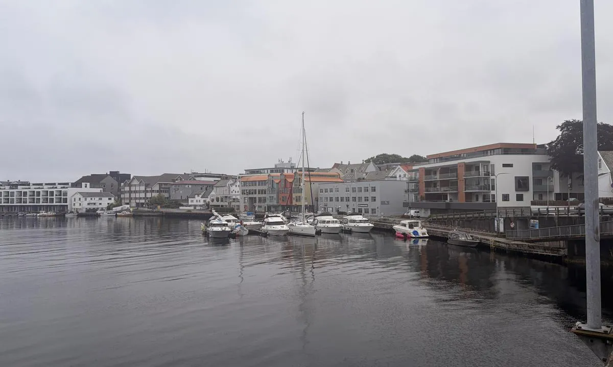 Kopervik Gjestehavn: {"base": "no", "no": "Gjestehavna sett fra brua", "se": "G\u00e4sthamnen sedd fr\u00e5n bron", "en": "The guest harbour viewed from the bridge", "da": "G\u00e6stehavnen set fra broen", "fr": "Le port de plaisance vu du pont", "de": "Der G\u00e4stehafen von der Br\u00fccke aus gesehen", "es": "El puerto de invitados visto desde el puente", "it": "Il porto turistico visto dal ponte", "pt": "A marina para visitantes vista da ponte", "nl": "De jachthaven voor gasten gezien vanaf de brug", "pl": "Przysta\u0144 go\u015bcinna widziana z mostu", "uk": "\u0413\u043e\u0441\u0442\u044c\u043e\u0432\u0430 \u0433\u0430\u0432\u0430\u043d\u044c, \u0432\u0438\u0434\u043d\u043e \u0437 \u043c\u043e\u0441\u0442\u0443", "ro": "Portul pentru oaspe\u021bi v\u0103zut de pe pod", "tr": "K\u00f6pr\u00fcden g\u00f6r\u00fcnen misafir liman\u0131", "el": "\u0397 \u03bc\u03b1\u03c1\u03af\u03bd\u03b1 \u03b3\u03b9\u03b1 \u03b5\u03c0\u03b9\u03c3\u03ba\u03ad\u03c0\u03c4\u03b5\u03c2 \u03cc\u03c0\u03c9\u03c2 \u03c6\u03b1\u03af\u03bd\u03b5\u03c4\u03b1\u03b9 \u03b1\u03c0\u03cc \u03c4\u03b7 \u03b3\u03ad\u03c6\u03c5\u03c1\u03b1", "cs": "Pohled na p\u0159\u00edstavi\u0161t\u011b pro hosty z mostu", "hu": "Vend\u00e9ghaj\u00f3kik\u00f6t\u0151 a h\u00eddr\u00f3l n\u00e9zve", "fi": "Vierasvenesatama sillalta katsottuna", "bg": "\u041f\u0440\u0438\u0441\u0442\u0430\u043d\u0438\u0449\u0435\u0442\u043e \u0437\u0430 \u0433\u043e\u0441\u0442\u0438, \u0433\u043b\u0435\u0434\u0430\u043d\u043e \u043e\u0442 \u043c\u043e\u0441\u0442\u0430", "sr": "\u041f\u0440\u0438\u0432\u0435\u0437\u0438\u0448\u0442\u0435 \u0437\u0430 \u0433\u043e\u0441\u0442\u0435, \u0433\u043b\u0435\u0434\u0430\u043d\u043e \u0441\u0430 \u043c\u043e\u0441\u0442\u0430", "et": "K\u00fclalissadam vaadatuna sillalt", "lv": "Viesu osta skat\u012bta no tilta", "lt": "Sve\u010di\u0173 prieplauka matoma nuo tilto"}