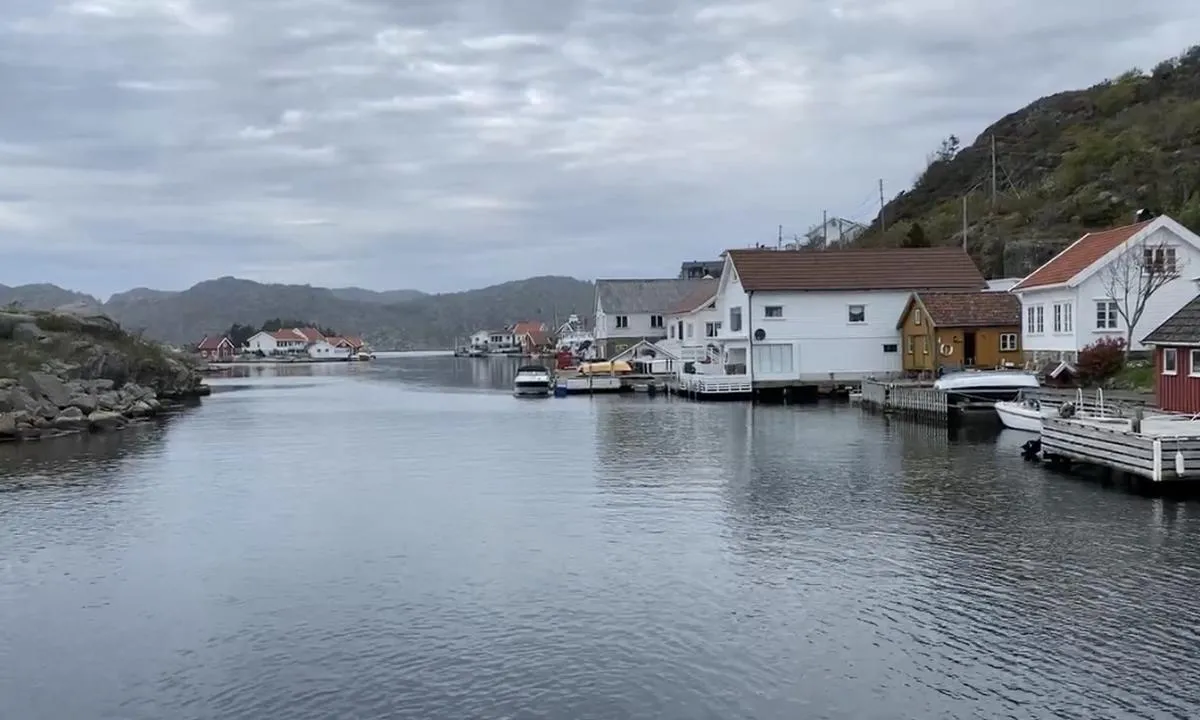 Korshamn: Innseiling fra sør. 
Noe smal innseiling, men helt uproblematisk. Vi var innom mef 50 fots seilbåt dom stikker 2,5 m og det var godt med vann under kjølen.