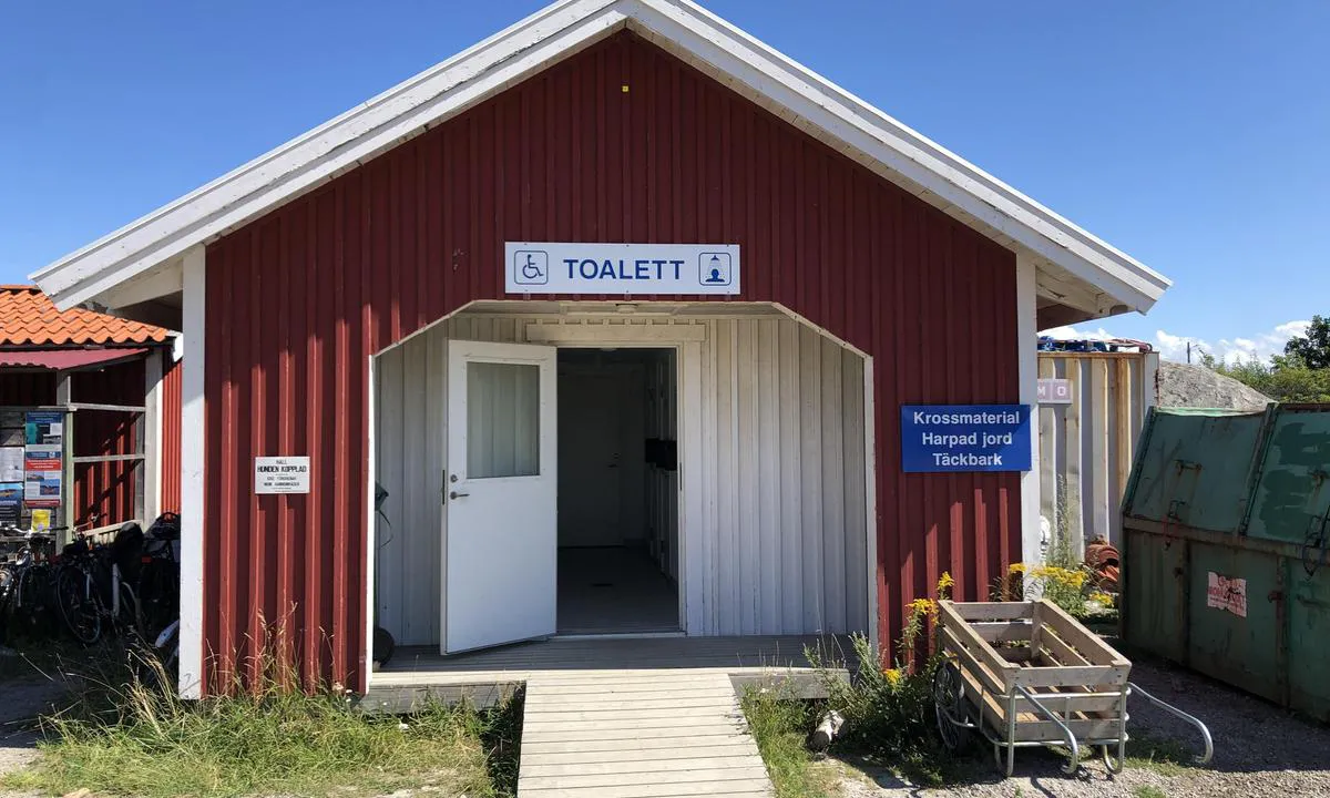 Kostersundet - Långegärde brygga: You net 10kr (Norwegian or Swedish) to use the toilets and showers