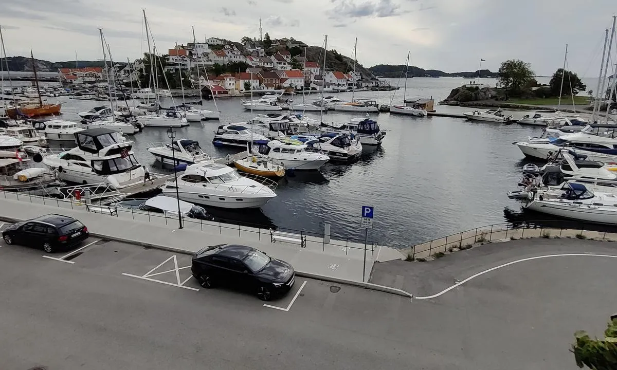 Kragerø Gjestehavn: Gunnarsholmen til høyre i bildet.