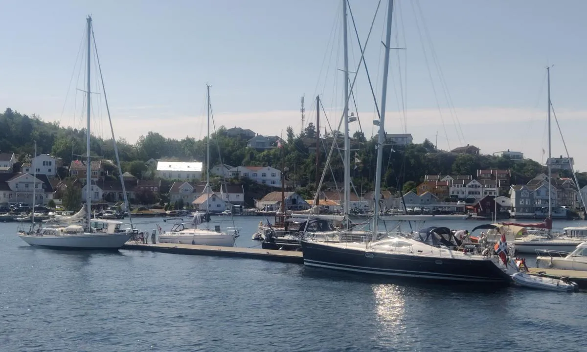 Kragerø Gjestehavn - Jernbanekaia: Mye skvulp fra småbåter. Denne brygga brukes til handletur for hytteeiere i større grad enn den sydlige gjestehavnen. Det gir seg utpå kvelden.