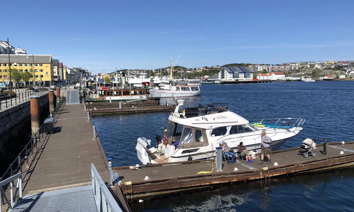 Gjestehavna i Kristiansund Sentrum består av en langsgående flytebrygge med tre utstikkere. Man fortøyer longside.