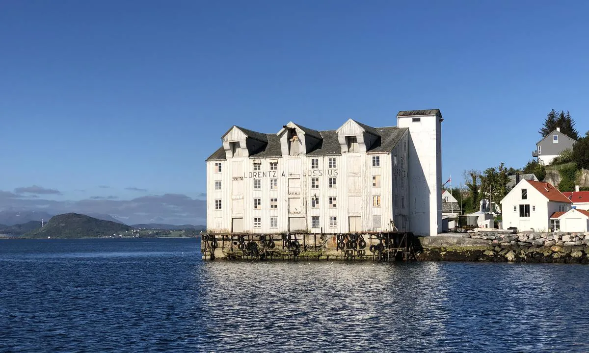 Kristiansund Gjestehavn - Sentrum: Kristansund har en stolt maritim historie, men dessverre er mange av de historiske bygningene i dårlig forfatning.  Her er Lorenz A Lossius brygga som ligger sydøst på Innlandet.