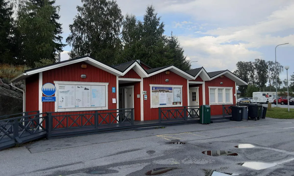 Krookan vierassatama ja kalasatama: {"base": "se", "no": "Servicehus med WC og dusj", "se": "Servicehus med WC och dusch", "en": "Service building with toilets and showers", "da": "Servicehus med toilet og bruser", "fr": "B\u00e2timent de service avec WC et douche", "de": "Servicehaus mit WC und Dusche", "es": "Casa de servicios con WC y ducha", "it": "Edificio di servizio con WC e doccia", "pt": "Casa de servi\u00e7o com WC e chuveiro", "nl": "Servicegebouw met WC en douche", "pl": "Budynek us\u0142ugowy z WC i prysznicem", "uk": "\u0421\u0435\u0440\u0432\u0456\u0441\u043d\u0438\u0439 \u0431\u0443\u0434\u0438\u043d\u043e\u0447\u043e\u043a \u0437 \u0442\u0443\u0430\u043b\u0435\u0442\u043e\u043c \u0442\u0430 \u0434\u0443\u0448\u0435\u043c", "ro": "Cas\u0103 de serviciu cu WC \u0219i du\u0219", "tr": "Hizmet binas\u0131 WC ve du\u015f ile", "el": "\u039a\u03c4\u03af\u03c1\u03b9\u03bf \u03c5\u03c0\u03b7\u03c1\u03b5\u03c3\u03b9\u03ce\u03bd \u03bc\u03b5 \u03c4\u03bf\u03c5\u03b1\u03bb\u03ad\u03c4\u03b1 \u03ba\u03b1\u03b9 \u03bd\u03c4\u03bf\u03c5\u03c2", "cs": "Servisn\u00ed budova s WC a sprchou", "hu": "Szolg\u00e1ltat\u00f3 h\u00e1z WC-vel \u00e9s zuhanyz\u00f3val", "fi": "Palvelutalo, jossa WC ja suihku", "bg": "\u0421\u0435\u0440\u0432\u0438\u0441\u043d\u0430 \u0441\u0433\u0440\u0430\u0434\u0430 \u0441 \u0442\u043e\u0430\u043b\u0435\u0442\u043d\u0430 \u0438 \u0434\u0443\u0448", "sr": "Zgrada sa toaletom i tu\u0161em", "et": "Teenindushoone WC ja du\u0161iga", "lv": "Servisa \u0113ka ar WC un du\u0161u", "lt": "Paslaug\u0173 pastatas su tualetu ir du\u0161u"}