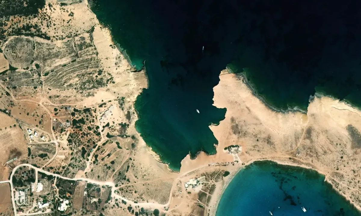 Flyfoto av Ksylompatis Caves Bay