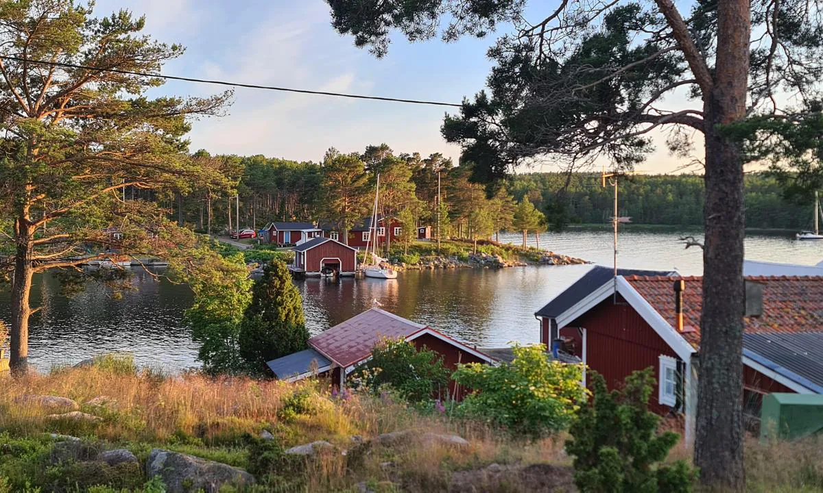 Kuggören - SXK Bottenhav bouy: {"base": "en", "no": "Du kan se b\u00f8ya (seilb\u00e5t) helt til h\u00f8yre. Hvis du er heldig og har en grunn dypgang (som meg), kan du be om \u00e5 legge til ved et b\u00e5thus. Ankerplassen er d\u00e5rlig.", "se": "Du kan se bojen (segelb\u00e5t) l\u00e4ngst till h\u00f6ger. Om du har tur och har ett grunt djupg\u00e5ende (som jag), kan du be om att f\u00e5 f\u00f6rt\u00f6ja vid ett b\u00e5thus. Ankaret h\u00e5ller d\u00e5ligt.", "en": "You can see the buoy (sailing boat) at the far right. If you\u2019re lucky and have a shallow draught (like me), you can ask to moor at a boathouse. The anchorage is poor.", "da": "Du kan se b\u00f8jen (sejlb\u00e5d) yderst til h\u00f8jre. Hvis du er heldig og har et lavt dybgang (ligesom mig), kan du bede om at l\u00e6gge til ved et b\u00e5dhus. Ankerpladsen er d\u00e5rlig.", "fr": "Vous pouvez voir la bou\u00e9e (bateau \u00e0 voile) tout \u00e0 droite. Si vous avez de la chance et avez un faible tirant d'eau (comme moi), vous pouvez demander \u00e0 vous amarrer \u00e0 un hangar \u00e0 bateaux. Le mouillage est mauvais.", "de": "Sie k\u00f6nnen die Boje (Segelboot) ganz rechts sehen. Wenn Sie Gl\u00fcck haben und einen geringen Tiefgang (wie ich) haben, k\u00f6nnen Sie darum bitten, an einem Bootshaus festzumachen. Der Ankergrund ist schlecht.", "es": "Puede ver la boya (velero) en el extremo derecho. Si tiene suerte y su calado es bajo (como yo), puede pedir amarre en un cobertizo para botes. El fondeadero es malo.", "it": "Puoi vedere la boa (barca a vela) all'estrema destra. Se sei fortunato e hai un pescaggio basso (come me), puoi chiedere di ormeggiare in una rimessa per barche. L'ancoraggio \u00e8 scarso.", "pt": "Voc\u00ea pode ver a boia (veleiro) no extremo direito. Se tiver sorte e um calado raso (como eu), pode pedir para atracar em uma casa de barcos. A ancoragem \u00e9 fraca.", "nl": "U kunt de boei (zeilboot) helemaal rechts zien. Als u geluk heeft en een geringe diepgang heeft (zoals ik), kunt u vragen om bij een boothuis aan te meren. Het ankergebied is slecht.", "pl": "Na skrajnym prawym kra\u0144cu wida\u0107 boj\u0119 (\u017cagl\u00f3wk\u0119). Je\u015bli masz szcz\u0119\u015bcie i ma\u0142e zanurzenie (jak ja), mo\u017cesz poprosi\u0107 o cumowanie przy boathouse. Kotwicowisko jest s\u0142abe.", "uk": "\u0412\u0438 \u043c\u043e\u0436\u0435\u0442\u0435 \u043f\u043e\u0431\u0430\u0447\u0438\u0442\u0438 \u0431\u0443\u0439 (\u0432\u0456\u0442\u0440\u0438\u043b\u044c\u043d\u0438\u0439 \u0447\u043e\u0432\u0435\u043d) \u043d\u0430 \u043a\u0440\u0430\u0439\u043d\u044c\u043e\u043c\u0443 \u043f\u0440\u0430\u0432\u043e\u043c\u0443 \u0431\u043e\u0446\u0456. \u042f\u043a\u0449\u043e \u0432\u0430\u043c \u043f\u043e\u0449\u0430\u0441\u0442\u0438\u0442\u044c \u0456 \u0443 \u0432\u0430\u0441 \u043d\u0435\u0433\u043b\u0438\u0431\u043e\u043a\u0430 \u043e\u0441\u0430\u0434\u043a\u0430 (\u044f\u043a \u0443 \u043c\u0435\u043d\u0435), \u0432\u0438 \u043c\u043e\u0436\u0435\u0442\u0435 \u043f\u043e\u043f\u0440\u043e\u0441\u0438\u0442\u0438 \u043f\u0440\u0438\u0448\u0432\u0430\u0440\u0442\u0443\u0432\u0430\u0442\u0438\u0441\u044f \u0434\u043e \u0447\u043e\u0432\u043d\u043e\u0432\u043e\u0433\u043e \u0431\u0443\u0434\u0438\u043d\u043a\u0443. \u042f\u043a\u0456\u0440\u043d\u0430 \u0441\u0442\u043e\u044f\u043d\u043a\u0430 \u043f\u043e\u0433\u0430\u043d\u0430.", "ro": "Pute\u021bi vedea geamandura (ambarca\u021biunea cu p\u00e2nze) \u00een extrema dreapt\u0103. Dac\u0103 ave\u021bi noroc \u0219i ave\u021bi un pescaj mic (ca mine), pute\u021bi solicita s\u0103 acosta\u021bi la un hangar pentru b\u0103rci. Ancora este slab\u0103.", "tr": "Sa\u011f en u\u00e7ta \u015famand\u0131ray\u0131 (yelkenli tekne) g\u00f6rebilirsiniz. E\u011fer \u015fansl\u0131ysan\u0131z ve s\u0131\u011f bir su \u00e7ekiminiz varsa (benim gibi), bir kay\u0131khaneye ba\u011flanma talebinde bulunabilirsiniz. Demirleme zay\u0131ft\u0131r.", "el": "\u039c\u03c0\u03bf\u03c1\u03b5\u03af\u03c4\u03b5 \u03bd\u03b1 \u03b4\u03b5\u03af\u03c4\u03b5 \u03c4\u03b7 \u03c3\u03b7\u03bc\u03b1\u03b4\u03bf\u03cd\u03c1\u03b1 (\u03b9\u03c3\u03c4\u03b9\u03bf\u03c0\u03bb\u03bf\u03ca\u03ba\u03cc) \u03c3\u03c4\u03b7\u03bd \u03ac\u03ba\u03c1\u03b7 \u03b4\u03b5\u03be\u03b9\u03ac. \u0391\u03bd \u03b5\u03af\u03c3\u03c4\u03b5 \u03c4\u03c5\u03c7\u03b5\u03c1\u03bf\u03af \u03ba\u03b1\u03b9 \u03ad\u03c7\u03b5\u03c4\u03b5 \u03bc\u03b9\u03ba\u03c1\u03cc \u03b2\u03cd\u03b8\u03b9\u03c3\u03bc\u03b1 (\u03cc\u03c0\u03c9\u03c2 \u03b5\u03b3\u03ce), \u03bc\u03c0\u03bf\u03c1\u03b5\u03af\u03c4\u03b5 \u03bd\u03b1 \u03b6\u03b7\u03c4\u03ae\u03c3\u03b5\u03c4\u03b5 \u03bd\u03b1 \u03b4\u03ad\u03c3\u03b5\u03c4\u03b5 \u03c3\u03b5 \u03ad\u03bd\u03b1 \u03bd\u03b1\u03c5\u03c0\u03b7\u03b3\u03b5\u03af\u03bf. \u0397 \u03b1\u03b3\u03ba\u03c5\u03c1\u03bf\u03b2\u03cc\u03bb\u03b7\u03c3\u03b7 \u03b5\u03af\u03bd\u03b1\u03b9 \u03ba\u03b1\u03ba\u03ae.", "cs": "B\u00f3ji (plachetnici) m\u016f\u017eete vid\u011bt \u00fapln\u011b vpravo. Pokud m\u00e1te \u0161t\u011bst\u00ed a mal\u00fd ponor (jako j\u00e1), m\u016f\u017eete po\u017e\u00e1dat o zakotven\u00ed u lod\u011bnice. Kotvi\u0161t\u011b je \u0161patn\u00e9.", "hu": "L\u00e1thatja a b\u00f3j\u00e1t (vitorl\u00e1s haj\u00f3) a jobb sz\u00e9len. Ha szerencs\u00e9je van \u00e9s sek\u00e9ly mer\u00fcl\u00e9se van (mint nekem), k\u00e9rhet, hogy kik\u00f6thessen egy cs\u00f3nakh\u00e1zban. A horgonyz\u00f3 hely gyenge.", "fi": "Voit n\u00e4hd\u00e4 poijun (purjevene) aivan oikealla. Jos olet onnekas ja veneell\u00e4si on matala syv\u00e4ys (kuten minulla), voit pyyt\u00e4\u00e4 kiinnittym\u00e4\u00e4n venevajaan. Ankkuripaikka on huono.", "bg": "\u041c\u043e\u0436\u0435\u0442\u0435 \u0434\u0430 \u0432\u0438\u0434\u0438\u0442\u0435 \u0448\u0430\u043c\u0430\u043d\u0434\u0443\u0440\u0430\u0442\u0430 (\u043f\u043b\u0430\u0442\u043d\u043e\u0445\u043e\u0434\u043a\u0430) \u0432 \u043d\u0430\u0439-\u0434\u044f\u0441\u043d\u043e. \u0410\u043a\u043e \u0438\u043c\u0430\u0442\u0435 \u043a\u044a\u0441\u043c\u0435\u0442 \u0438 \u0438\u043c\u0430\u0442\u0435 \u043c\u0430\u043b\u043a\u0430 \u0433\u0430\u0437\u0435\u043d\u0435 (\u043a\u0430\u0442\u043e \u043c\u0435\u043d), \u043c\u043e\u0436\u0435\u0442\u0435 \u0434\u0430 \u043f\u043e\u043c\u043e\u043b\u0438\u0442\u0435 \u0434\u0430 \u0430\u043a\u0443\u0441\u0442\u0438\u0440\u0430\u0442\u0435 \u0432 \u043b\u043e\u0434\u043a\u043e\u0431\u0430\u0437\u0430. \u0417\u0430\u043b\u0438\u0432\u0430\u043d\u0435\u0442\u043e \u0435 \u043b\u043e\u0448\u043e.", "sr": "Mo\u017eete videti bovu (jedrilicu) skroz desno. Ako imate sre\u0107e i imate mali gaz (kao ja), mo\u017eete tra\u017eiti vezivanje kod \u010dam\u010darnice. Sidri\u0161te je lo\u0161e.", "et": "<p>Kaugel paremal n\u00e4ete poi (purjepaadiga). Kui teil veab ja teil on madal s\u00fcvis (nagu minul), v\u00f5ite k\u00fcsida, kas tohib kinnituda paadikuuri juures. Ankruplats on vilets.</p>", "lv": "J\u016bs varat redz\u0113t boju (burulaiva) vist\u0101l\u0101k pa labi. Ja jums paveiksies un jums ir sekls iegrimes dzi\u013cums (t\u0101pat k\u0101 man), varat l\u016bgt pietauvoties pie laivam\u0101jas. Enkura vieta ir v\u0101ja.", "lt": "Galite pamatyti pl\u016bduriuojan\u010di\u0105 pl\u016bdur\u0105 (buriavimo valt\u012f) de\u0161iniajame kra\u0161te. Jei jums pasisek\u0117 ir turite nedidel\u012f grimzl\u0119 (kaip a\u0161), galite papra\u0161yti prisi\u0161vartuoti prie val\u010di\u0173 namelio. Inkaravimas yra prastas."}