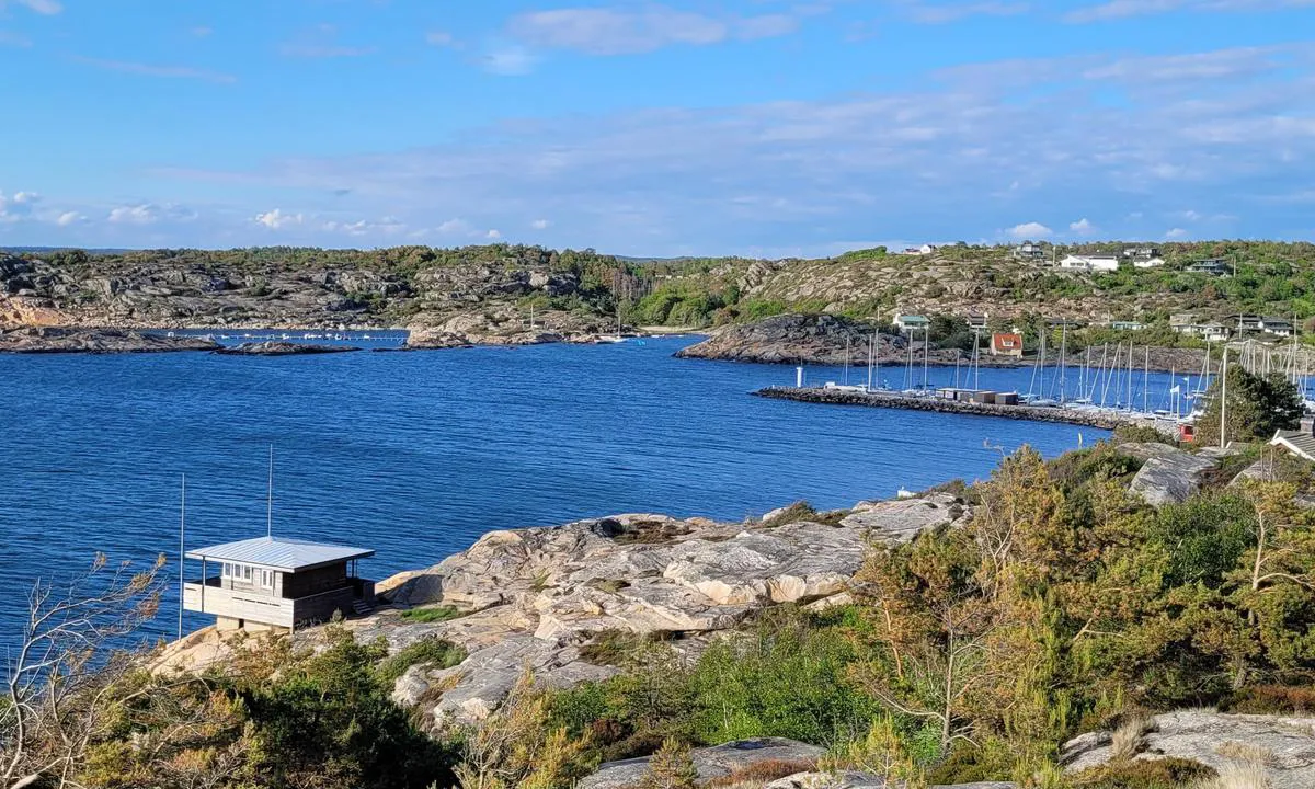 Kullaviks Hamn: {"base": "de", "no": "<p>Utsikt over bukta ved Kullavik.<br>Havneinnl\u00f8pet til h\u00f8yre.</p>", "se": "Utsikt \u00f6ver bukten i Kullavik. H\u00f6ger hamninlopp.", "en": "View of the bay of Kullavik. To the right, harbor entrance.", "da": "Udsigt over bugten ved Kullavik.\nTil h\u00f8jre havneindsejling.", "fr": "Vue sur la baie de Kullavik.<br>Entr\u00e9e du port \u00e0 droite.", "de": "Blick auf die Bucht von Kullavik.\r\nRechts Hafeneinfahrt.", "es": "Vista de la bah\u00eda de Kullavik.<br>Entrada del puerto a la derecha.", "it": "Vista sulla baia di Kullavik. Destra ingresso del porto.", "pt": "Vista sobre a ba\u00eda de Kullavik.<br>Entrada do porto \u00e0 direita.", "nl": "Uitzicht op de baai van Kullavik. Rechts de haveningang.", "pl": "Widok na zatok\u0119 Kullavik. Po prawej wej\u015bcie do portu.", "uk": "\u0412\u0438\u0434 \u043d\u0430 \u0431\u0443\u0445\u0442\u0443 \u041a\u0443\u043b\u0430\u0432\u0456\u043a. \u041f\u0440\u0430\u0432\u043e\u0440\u0443\u0447 \u0432\u0445\u0456\u0434 \u0443 \u0433\u0430\u0432\u0430\u043d\u044c.", "ro": "Priveli\u0219te asupra golfului Kullavik.\nIntrarea \u00een port este la dreapta.", "tr": "Kullavik K\u00f6rfezi manzaras\u0131.<br>Sa\u011fda liman giri\u015fi.", "el": "\u0398\u03ad\u03b1 \u03c3\u03c4\u03bf\u03bd \u03ba\u03cc\u03bb\u03c0\u03bf \u03c4\u03bf\u03c5 Kullavik.<br> \u0394\u03b5\u03be\u03b9\u03ac \u03b7 \u03b5\u03af\u03c3\u03bf\u03b4\u03bf\u03c2 \u03c4\u03bf\u03c5 \u03bb\u03b9\u03bc\u03b1\u03bd\u03b9\u03bf\u03cd.", "cs": "Pohled na z\u00e1liv Kullavik. Vpravo vjezd do p\u0159\u00edstavu.", "hu": "Kil\u00e1t\u00e1s a Kullavik-\u00f6b\u00f6lre.<br>Jobbra a kik\u00f6t\u0151 bej\u00e1rata.", "fi": "N\u00e4kym\u00e4 Kullavikin lahteen.<br>Oikealla sataman sis\u00e4\u00e4nk\u00e4ynti.", "bg": "\u0418\u0437\u0433\u043b\u0435\u0434 \u043a\u044a\u043c \u0437\u0430\u043b\u0438\u0432\u0430 \u043d\u0430 \u041a\u0443\u043b\u0430\u0432\u0438\u043a.<br>\u0412\u0445\u043e\u0434\u044a\u0442 \u043d\u0430 \u043f\u0440\u0438\u0441\u0442\u0430\u043d\u0438\u0449\u0435\u0442\u043e \u0435 \u043e\u0442\u0434\u044f\u0441\u043d\u043e.", "sr": "\u041f\u043e\u0433\u043b\u0435\u0434 \u043d\u0430 \u0437\u0430\u043b\u0438\u0432 \u041a\u0443\u043b\u0430\u0432\u0438\u043a.<br>\u0414\u0435\u0441\u043d\u043e \u0458\u0435 \u0443\u043b\u0430\u0437 \u0443 \u043b\u0443\u043a\u0443.", "et": "Vaade Kullaviki lahele.<br> Paremal pool on sadama sissep\u00e4\u00e4s.", "lv": "Skats uz Kullavikas l\u012bci.<br>Pa labi ostas iebrauktuve.", "lt": "Vaizdas \u012f Kullavik \u012flank\u0105.<br>De\u0161in\u0117je pus\u0117je yra uosto \u012fplaukimas."}