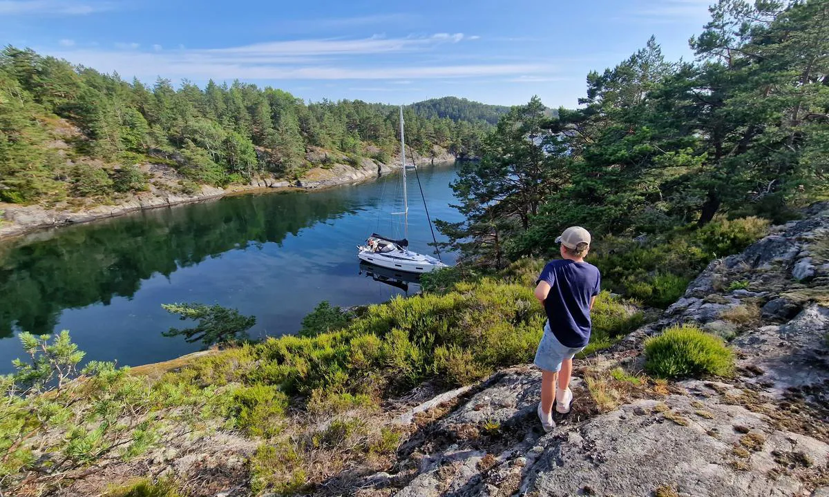 {"base": "no", "no": "Labukta ligger p\u00e5 s\u00f8rvest-siden av Gum\u00f8y ved Krager\u00f8. Bukta er \u00e5pen mot s\u00f8rvest. Det er noe b\u00f8lger fra passerende b\u00e5ter, men ikke veldig sjenerende.  Noe bolter p\u00e5 nord/s\u00f8r-siden av bukta. Solen g\u00e5r noe tidlig p\u00e5 nordsiden.", "se": "Labukta ligger p\u00e5 sydv\u00e4stsidan av Gum\u00f8y vid Krager\u00f8. Bukten \u00e4r \u00f6ppen mot sydv\u00e4st. Det \u00e4r vissa v\u00e5gor fr\u00e5n passerande b\u00e5tar, men inte s\u00e4rskilt st\u00f6rande. N\u00e5gra f\u00f6rt\u00f6jningsringar p\u00e5 nord/sydsidan av bukten. Solen g\u00e5r ned n\u00e5got tidigare p\u00e5 norra sidan.", "en": "Labukta is located on the southwest side of Gum\u00f8y near Krager\u00f8. The bay is open towards the southwest. There is some wave action from passing boats, but it is not very disturbing. There are some bolts on the north/south side of the bay. The sun sets somewhat early on the north side.", "da": "Labukta ligger p\u00e5 sydvest-siden af Gum\u00f8y ved Krager\u00f8. Bugten er \u00e5ben mod sydvest. Der er noget b\u00f8lger fra forbipasserende b\u00e5de, men ikke s\u00e6rlig generende. Nogle bolte p\u00e5 nord/syd-siden af bugten. Solen g\u00e5r noget tidligt ned p\u00e5 nordsiden.", "fr": "Labukta se trouve sur le c\u00f4t\u00e9 sud-ouest de Gum\u00f8y pr\u00e8s de Krager\u00f8. La baie est ouverte vers le sud-ouest. Il y a quelques vagues caus\u00e9es par les bateaux de passage, mais elles ne sont pas trop g\u00eanantes. Quelques boulons sur le c\u00f4t\u00e9 nord/sud de la baie. Le soleil se couche un peu t\u00f4t du c\u00f4t\u00e9 nord.", "de": "Labukta liegt an der S\u00fcdwestseite von Gum\u00f8y bei Krager\u00f8. Die Bucht ist nach S\u00fcdwesten offen. Es gibt ein paar Wellen von vorbeifahrenden Booten, aber sie sind nicht sehr st\u00f6rend. Einige Bolzen an der Nord/S\u00fcd-Seite der Bucht. Die Sonne geht etwas fr\u00fch auf der Nordseite unter.", "es": "Labukta se encuentra en el lado suroeste de Gum\u00f8y, cerca de Krager\u00f8. La bah\u00eda est\u00e1 abierta hacia el suroeste. Hay algunas olas de los barcos que pasan, pero no son muy molestas. Algunos pernos en el lado norte/sur de la bah\u00eda. El sol se pone un poco temprano en el lado norte.", "it": "Labukta si trova sul lato sud-ovest di Gum\u00f8y presso Krager\u00f8. La baia \u00e8 aperta verso sud-ovest. Ci sono alcune onde causate dalle barche in transito, ma non sono molto fastidiose. Alcuni bulloni sul lato nord/sud della baia. Il sole tramonta abbastanza presto sul lato nord.", "pt": "Labukta est\u00e1 localizada no lado sudoeste de Gum\u00f8y, em Krager\u00f8. A ba\u00eda \u00e9 aberta para sudoeste. H\u00e1 algumas ondas de barcos que passam, mas n\u00e3o s\u00e3o muito inc\u00f4modas. H\u00e1 alguns pontos de amarra\u00e7\u00e3o nos lados norte/sul da ba\u00eda. O sol se p\u00f5e um pouco mais cedo no lado norte.", "nl": "Labukta ligt aan de zuidwestkant van Gum\u00f8y bij Krager\u00f8. De baai is open naar het zuidwesten. Er zijn enkele golven van passerende boten, maar die zijn niet erg storend. Enkele bouten aan de noord/zuidkant van de baai. De zon gaat wat eerder onder aan de noordkant.", "pl": "Labukta znajduje si\u0119 po po\u0142udniowo-zachodniej stronie Gum\u00f8y ko\u0142o Krager\u00f8. Zatoka jest otwarta na po\u0142udniowy zach\u00f3d. Wyst\u0119puj\u0105 pewne fale od przep\u0142ywaj\u0105cych \u0142odzi, ale nie s\u0105 bardzo uci\u0105\u017cliwe. Kilka kotw na p\u00f3\u0142nocnej/po\u0142udniowej stronie zatoki. S\u0142o\u0144ce zachodzi stosunkowo wcze\u015bnie po p\u00f3\u0142nocnej stronie.", "uk": "\u041b\u0430\u0431\u0443\u043a\u0442\u0430 \u0440\u043e\u0437\u0442\u0430\u0448\u043e\u0432\u0430\u043d\u0430 \u043d\u0430 \u043f\u0456\u0432\u0434\u0435\u043d\u043d\u043e-\u0437\u0430\u0445\u0456\u0434\u043d\u0456\u0439 \u0441\u0442\u043e\u0440\u043e\u043d\u0456 \u0413\u0443\u043c\u044c\u043e\u0439 \u0431\u0456\u043b\u044f \u041a\u0440\u0430\u0433\u0435\u0440\u043e. \u0411\u0443\u0445\u0442\u0430 \u0432\u0456\u0434\u043a\u0440\u0438\u0442\u0430 \u043d\u0430 \u043f\u0456\u0432\u0434\u0435\u043d\u043d\u0438\u0439 \u0437\u0430\u0445\u0456\u0434. \u0404 \u0434\u0435\u044f\u043a\u0456 \u0445\u0432\u0438\u043b\u0456 \u0432\u0456\u0434 \u043f\u0440\u043e\u0445\u043e\u0434\u044f\u0447\u0438\u0445 \u0447\u043e\u0432\u043d\u0456\u0432, \u0430\u043b\u0435 \u043d\u0435 \u0434\u0443\u0436\u0435 \u0437\u0430\u0432\u0430\u0436\u0430\u044e\u0447\u0456. \u0414\u0435\u044f\u043a\u0456 \u0448\u0432\u0430\u0440\u0442\u0443\u0432\u0430\u043b\u044c\u043d\u0456 \u0431\u043e\u043b\u0442\u0438 \u043d\u0430 \u043f\u0456\u0432\u043d\u0456\u0447\u043d\u0456\u0439/\u043f\u0456\u0432\u0434\u0435\u043d\u043d\u0456\u0439 \u0441\u0442\u043e\u0440\u043e\u043d\u0456 \u0431\u0443\u0445\u0442\u0438. \u0421\u043e\u043d\u0446\u0435 \u0437\u0430\u0445\u043e\u0434\u0438\u0442\u044c \u0434\u0435\u0449\u043e \u0440\u0430\u043d\u0456\u0448\u0435 \u043d\u0430 \u043f\u0456\u0432\u043d\u0456\u0447\u043d\u0456\u0439 \u0441\u0442\u043e\u0440\u043e\u043d\u0456.", "ro": "Golfule\u021bul Labukta este situat pe partea de sud-vest a insulei Gum\u00f8y l\u00e2ng\u0103 Krager\u00f8. Golfule\u021bul este deschis spre sud-vest. Exist\u0103 unele valuri de la b\u0103rcile care trec, dar nu sunt foarte deranjante. Exist\u0103 c\u00e2\u021biva bol\u021bari pe partea nord/sud a golfule\u021bului. Soarele apune pu\u021bin mai devreme pe partea nordic\u0103.", "tr": "Labukta, Krager\u00f8'deki Gum\u00f8y adas\u0131n\u0131n g\u00fcneybat\u0131 taraf\u0131nda yer almaktad\u0131r. Koy, g\u00fcneybat\u0131ya a\u00e7\u0131kt\u0131r. Ge\u00e7en teknelerden biraz dalga vard\u0131r, ancak \u00e7ok rahats\u0131z edici de\u011fildir. Koyun kuzey/g\u00fcney taraf\u0131nda birka\u00e7 kaz\u0131k bulunmaktad\u0131r. G\u00fcne\u015f, kuzey taraf\u0131nda biraz erken batmaktad\u0131r.", "el": "\u039f \u03ba\u03cc\u03bb\u03c0\u03bf\u03c2 Labukta \u03b2\u03c1\u03af\u03c3\u03ba\u03b5\u03c4\u03b1\u03b9 \u03c3\u03c4\u03b7 \u03bd\u03bf\u03c4\u03b9\u03bf\u03b4\u03c5\u03c4\u03b9\u03ba\u03ae \u03c0\u03bb\u03b5\u03c5\u03c1\u03ac \u03c4\u03bf\u03c5 Gum\u00f8y \u03ba\u03bf\u03bd\u03c4\u03ac \u03c3\u03c4\u03bf Krager\u00f8. \u039f \u03ba\u03cc\u03bb\u03c0\u03bf\u03c2 \u03b5\u03af\u03bd\u03b1\u03b9 \u03b1\u03bd\u03bf\u03b9\u03c7\u03c4\u03cc\u03c2 \u03c0\u03c1\u03bf\u03c2 \u03c4\u03b1 \u03bd\u03bf\u03c4\u03b9\u03bf\u03b4\u03c5\u03c4\u03b9\u03ba\u03ac. \u03a5\u03c0\u03ac\u03c1\u03c7\u03bf\u03c5\u03bd \u03ba\u03ac\u03c0\u03bf\u03b9\u03bf\u03b9 \u03ba\u03c5\u03bc\u03b1\u03c4\u03b9\u03c3\u03bc\u03bf\u03af \u03b1\u03c0\u03cc \u03b4\u03b9\u03b5\u03c1\u03c7\u03cc\u03bc\u03b5\u03bd\u03b1 \u03c3\u03ba\u03ac\u03c6\u03b7, \u03b1\u03bb\u03bb\u03ac \u03cc\u03c7\u03b9 \u03c0\u03bf\u03bb\u03cd \u03b5\u03bd\u03bf\u03c7\u03bb\u03b7\u03c4\u03b9\u03ba\u03bf\u03af. \u03a5\u03c0\u03ac\u03c1\u03c7\u03bf\u03c5\u03bd \u03ba\u03ac\u03c0\u03bf\u03b9\u03bf\u03b9 \u03ba\u03bf\u03c7\u03bb\u03af\u03b5\u03c2 (\u03b4\u03ad\u03c3\u03c4\u03c1\u03b5\u03c2) \u03c3\u03c4\u03b7 \u03b2\u03cc\u03c1\u03b5\u03b9\u03b1/\u03bd\u03cc\u03c4\u03b9\u03b1 \u03c0\u03bb\u03b5\u03c5\u03c1\u03ac \u03c4\u03bf\u03c5 \u03ba\u03cc\u03bb\u03c0\u03bf\u03c5. \u039f \u03ae\u03bb\u03b9\u03bf\u03c2 \u03c6\u03b5\u03cd\u03b3\u03b5\u03b9 \u03c3\u03c7\u03b5\u03c4\u03b9\u03ba\u03ac \u03bd\u03c9\u03c1\u03af\u03c2 \u03b1\u03c0\u03cc \u03c4\u03b7 \u03b2\u03cc\u03c1\u03b5\u03b9\u03b1 \u03c0\u03bb\u03b5\u03c5\u03c1\u03ac.", "cs": "Labukta se nach\u00e1z\u00ed na jihoz\u00e1padn\u00ed stran\u011b ostrova Gum\u00f8y u Krager\u00f8. Z\u00e1liv je otev\u0159en\u00fd sm\u011brem na jihoz\u00e1pad. Je zde n\u011bjak\u00e9 vln\u011bn\u00ed od proj\u00ed\u017ed\u011bj\u00edc\u00edch lod\u00ed, ale nen\u00ed to p\u0159\u00edli\u0161 ru\u0161iv\u00e9. N\u011bjak\u00e9 kotvy na severn\u00ed/ji\u017en\u00ed stran\u011b z\u00e1livu. Slunce zapad\u00e1 trochu d\u0159\u00edve na severn\u00ed stran\u011b.", "hu": "A Labukta Gum\u00f8y d\u00e9lnyugati oldal\u00e1n tal\u00e1lhat\u00f3 Krager\u00f8-n\u00e1l. Az \u00f6b\u00f6l d\u00e9lnyugat fel\u00e9 nyitott. N\u00e9h\u00e1ny hull\u00e1m \u00e9rkezik az elhalad\u00f3 haj\u00f3kt\u00f3l, de nem nagyon zavar\u00f3. N\u00e9h\u00e1ny boltfakar\u00f3 az \u00f6b\u00f6l \u00e9szaki/d\u00e9li oldal\u00e1n. A nap kor\u00e1bban megy le az \u00e9szaki oldalon.", "fi": "Labukta sijaitsee Gum\u00f8yn lounaispuolella Krager\u00f8ssa. Lahti on avoin lounaaseen. Ohikulkevista veneist\u00e4 tulee jonkin verran aaltoja, mutta ne eiv\u00e4t ole kovin h\u00e4iritsevi\u00e4. Joitakin pultteja lahden pohjois-/etel\u00e4puolella. Pohjoispuolella aurinko laskee hieman aikaisin.", "bg": "\u0417\u0430\u043b\u0438\u0432\u044a\u0442 \u041b\u0430\u0431\u0443\u043a\u0442\u0430 \u0441\u0435 \u043d\u0430\u043c\u0438\u0440\u0430 \u043d\u0430 \u044e\u0433\u043e\u0437\u0430\u043f\u0430\u0434\u043d\u0430\u0442\u0430 \u0441\u0442\u0440\u0430\u043d\u0430 \u043d\u0430 \u0413\u0443\u043c\u044c\u043e\u0439 \u043f\u0440\u0438 \u041a\u0440\u0430\u0433\u0435\u0440\u044c\u043e. \u0417\u0430\u043b\u0438\u0432\u044a\u0442 \u0435 \u043e\u0442\u0432\u043e\u0440\u0435\u043d \u043a\u044a\u043c \u044e\u0433\u043e\u0437\u0430\u043f\u0430\u0434. \u0418\u043c\u0430 \u0438\u0437\u0432\u0435\u0441\u0442\u043d\u0438 \u0432\u044a\u043b\u043d\u0438 \u043e\u0442 \u043f\u0440\u0435\u043c\u0438\u043d\u0430\u0432\u0430\u0449\u0438 \u043b\u043e\u0434\u043a\u0438, \u043d\u043e \u043d\u0435 \u0441\u0430 \u043c\u043d\u043e\u0433\u043e \u0434\u0440\u0430\u0437\u043d\u0435\u0449\u0438. \u041d\u044f\u043a\u043e\u0438 \u0431\u043e\u043b\u0442\u043e\u0432\u0435 \u0441\u0430 \u0440\u0430\u0437\u043f\u043e\u043b\u043e\u0436\u0435\u043d\u0438 \u043d\u0430 \u0441\u0435\u0432\u0435\u0440\u043d\u0430\u0442\u0430/\u044e\u0436\u043d\u0430\u0442\u0430 \u0441\u0442\u0440\u0430\u043d\u0430 \u043d\u0430 \u0437\u0430\u043b\u0438\u0432\u0430. \u0421\u043b\u044a\u043d\u0446\u0435\u0442\u043e \u0441\u0435 \u0441\u043a\u0440\u0438\u0432\u0430 \u043c\u0430\u043b\u043a\u043e \u043f\u043e-\u0440\u0430\u043d\u043e \u043d\u0430 \u0441\u0435\u0432\u0435\u0440\u043d\u0430\u0442\u0430 \u0441\u0442\u0440\u0430\u043d\u0430.", "sr": "Labukta se nalazi na jugozapadnoj strani Gum\u00f8ya kod Krager\u00f8a. Uvala je otvorena prema jugozapadu. Ima malo talasa od prolaze\u0107ih brodova, ali nisu jako ometaju\u0107i. Ima nekoliko vijaka na severnoj/jugozapadnoj strani uvale. Sunce zalazi malo ranije na severnoj strani.", "et": "Labukta asub Gum\u00f8ya edelak\u00fcljel Krager\u00f8 juures. Laht on avatud edelasse. Seal on m\u00f5ningaid laineid m\u00f6\u00f6duvatelt laevadelt, kuid mitte v\u00e4ga h\u00e4irivaid. M\u00f5ned poldid lahe p\u00f5hja/l\u00f5una k\u00fcljel. P\u00e4ike loojub veidi varem p\u00f5hjak\u00fcljel.", "lv": "<p>Labukta atrodas Gum\u00f8y dienvidrietumu pus\u0113 pie Krager\u00f8. L\u012bcis ir atv\u0113rts dienvidrietumu virzien\u0101. Ir nedaudz vi\u013c\u0146u no gar\u0101m brauco\u0161\u0101m laiv\u0101m, bet tie nav \u013coti trauc\u0113jo\u0161i. Ir da\u017eas bolts (enkurvietas) l\u012b\u010da zieme\u013cu/dienvidu pus\u0113. Saule noriet nedaudz agr\u0101k zieme\u013cu pus\u0113.</p>", "lt": "Labukta yra Gum\u00f8y pietvakarin\u0117je pus\u0117je netoli Krager\u00f8. \u012elanka atvira \u012f pietvakarius. Kai kuriose vietose bangos nuo proplaukian\u010di\u0173 laiv\u0173, bet n\u0117ra labai \u012fkyrusios. Kai kuriose vietose yra var\u017etai \u0161iaur\u0117s/piet\u0173 pus\u0117je \u012flankos. Saul\u0117 nueina anksti \u0161iaur\u0117s pus\u0117je."}