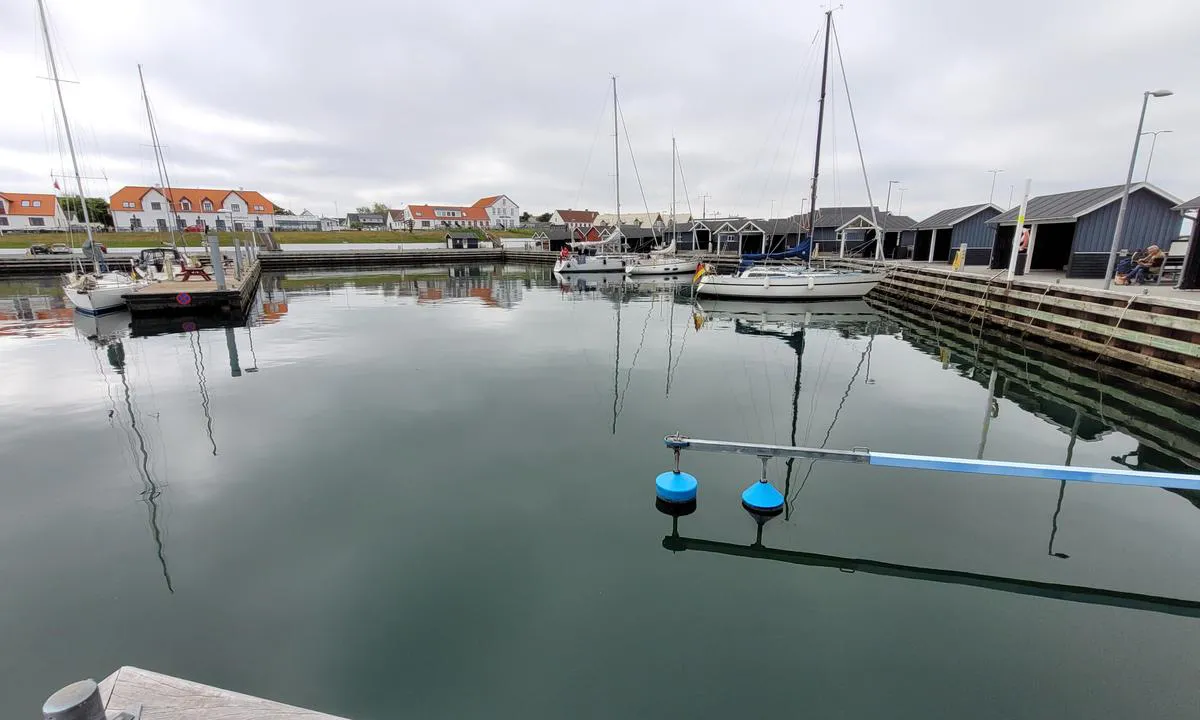 Læsø - Vesterø Havn: Blick auf südliches Hafenbecken. Mooringleinen an den Stegen.