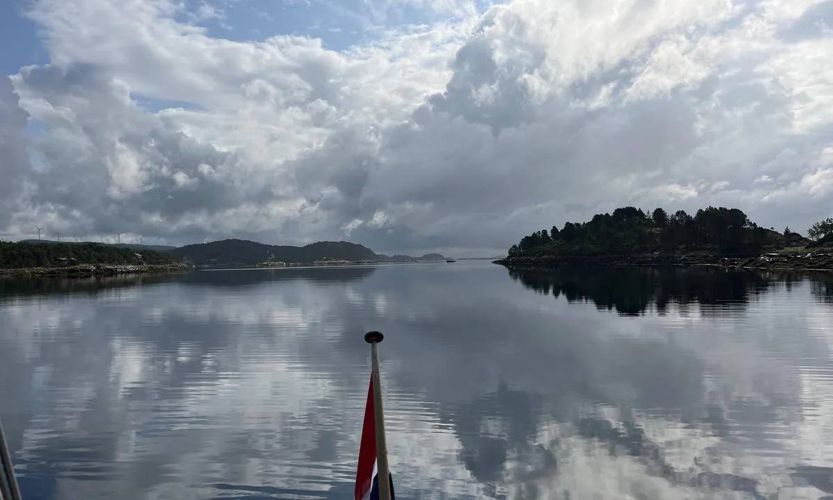 Laksåvikbukta: Østover