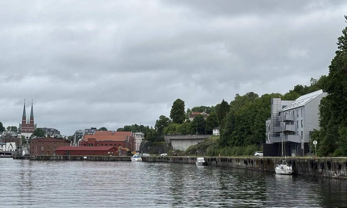 Langbrygga - Skien: {"base": "no", "no": "Ytre del av Langbryggene ligger litt mer avskjermet fra byen. God plass til mange b\u00e5ter.", "se": "Yttre delen av L\u00e5ngbryggorna ligger lite mer skyddad fr\u00e5n staden. Gott om plats f\u00f6r m\u00e5nga b\u00e5tar.", "en": "The outer part of Langbryggene is slightly more sheltered from the town. Plenty of space for many boats.", "da": "Det ydre af Langbryggene ligger lidt mere afsk\u00e6rmet fra byen. God plads til mange b\u00e5de.", "fr": "La partie ext\u00e9rieure des Langbryggene est un peu plus abrit\u00e9e de la ville. Il y a suffisamment de place pour de nombreux bateaux.", "de": "Der \u00e4u\u00dfere Teil der Langbryggene liegt etwas abgeschirmter von der Stadt. Viel Platz f\u00fcr viele Boote.", "es": "La parte externa de Langbryggene est\u00e1 un poco m\u00e1s resguardada de la ciudad. Buen espacio para muchos barcos.", "it": "La parte esterna dei Langbryggene \u00e8 un po' pi\u00f9 riparata dalla citt\u00e0. Buon spazio per molte barche.", "pt": "A parte externa dos Langbryggene fica um pouco mais protegida da cidade. Bom espa\u00e7o para muitos barcos.", "nl": "Het buitenste deel van de Langbryggene ligt iets meer beschut van de stad. Voldoende ruimte voor veel boten.", "pl": "Zewn\u0119trzna cz\u0119\u015b\u0107 Langbryggene jest nieco bardziej os\u0142oni\u0119ta od miasta. Du\u017co miejsca dla wielu \u0142odzi.", "uk": "\u0417\u043e\u0432\u043d\u0456\u0448\u043d\u044f \u0447\u0430\u0441\u0442\u0438\u043d\u0430 Langbryggene \u0442\u0440\u043e\u0445\u0438 \u0431\u0456\u043b\u044c\u0448\u0435 \u0432\u0456\u0434\u043e\u043a\u0440\u0435\u043c\u043b\u0435\u043d\u0430 \u0432\u0456\u0434 \u043c\u0456\u0441\u0442\u0430. \u0414\u043e\u0441\u0442\u0430\u0442\u043d\u044c\u043e \u043c\u0456\u0441\u0446\u044f \u0434\u043b\u044f \u0431\u0430\u0433\u0430\u0442\u044c\u043e\u0445 \u0447\u043e\u0432\u043d\u0456\u0432.", "ro": "Partea exterioar\u0103 a Langbryggene este pu\u021bin mai ad\u0103postit\u0103 de ora\u0219. Loc mult pentru multe b\u0103rci.", "tr": "Langbryggene'nin k\u0131y\u0131s\u0131n\u0131n d\u0131\u015f k\u0131sm\u0131 \u015fehirden biraz daha korunmu\u015ftur. Bir\u00e7ok tekne i\u00e7in iyi bir yer.", "el": "\u03a4\u03bf \u03b5\u03be\u03c9\u03c4\u03b5\u03c1\u03b9\u03ba\u03cc \u03bc\u03ad\u03c1\u03bf\u03c2 \u03c4\u03bf\u03c5 Langbryggene \u03b2\u03c1\u03af\u03c3\u03ba\u03b5\u03c4\u03b1\u03b9 \u03bb\u03af\u03b3\u03bf \u03c0\u03b9\u03bf \u03c0\u03c1\u03bf\u03c3\u03c4\u03b1\u03c4\u03b5\u03c5\u03bc\u03ad\u03bd\u03bf \u03b1\u03c0\u03cc \u03c4\u03b7\u03bd \u03c0\u03cc\u03bb\u03b7. \u03a5\u03c0\u03ac\u03c1\u03c7\u03b5\u03b9 \u03b1\u03c1\u03ba\u03b5\u03c4\u03cc\u03c2 \u03c7\u03ce\u03c1\u03bf\u03c2 \u03b3\u03b9\u03b1 \u03c0\u03bf\u03bb\u03bb\u03ac \u03c3\u03ba\u03ac\u03c6\u03b7.", "cs": "Vn\u011bj\u0161\u00ed \u010d\u00e1st Langbryggene je trochu v\u00edce chr\u00e1n\u011bn\u00e1 od m\u011bsta. Dostatek m\u00edsta pro mnoho lod\u00ed.", "hu": "A Langbryggene k\u00fcls\u0151 r\u00e9sze valamivel elz\u00e1rtabb a v\u00e1rost\u00f3l. J\u00f3 hely sok haj\u00f3nak.", "fi": "Langalaitureiden ulompi osa on hieman suojaisampi kaupungista. Hyvin tilaa monille veneille.", "bg": "\u0412\u044a\u043d\u0448\u043d\u0430\u0442\u0430 \u0447\u0430\u0441\u0442 \u043d\u0430 Langbryggene \u0435 \u043c\u0430\u043b\u043a\u043e \u043f\u043e-\u0438\u0437\u043e\u043b\u0438\u0440\u0430\u043d\u0430 \u043e\u0442 \u0433\u0440\u0430\u0434\u0430. \u0418\u043c\u0430 \u0434\u043e\u0441\u0442\u0430\u0442\u044a\u0447\u043d\u043e \u043c\u044f\u0441\u0442\u043e \u0437\u0430 \u043c\u043d\u043e\u0433\u043e \u043b\u043e\u0434\u043a\u0438.", "sr": "Spolja\u0161nji deo Langbryggene je malo vi\u0161e za\u0161ti\u0107en od grada. Dobar prostor za mnoge brodove.", "et": "Langkai v\u00e4lisosa asub linnast veidi eraldatumal alal. Palju ruumi paljudele paatidele.", "lv": "Langbryggenu \u0101r\u0113j\u0101 da\u013ca atrodas nedaudz vair\u0101k no\u0161\u0137irti no pils\u0113tas. Pietiekami daudz vietas daudziem ku\u0123iem.", "lt": "I\u0161orin\u0117 Langbryggene dalis yra \u0161iek tiek labiau apsaugota nuo miesto. Daug vietos daugeliui laiv\u0173."}