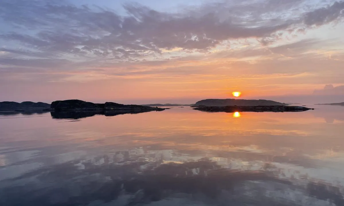 Långegärdesholmen: {"base": "se", "no": "Helt alene i slutten av august. Fantastisk ankringsplass. Bra feste i leirbunn.", "se": "Helt sj\u00e4lva i slutet av augusti. Fantastisk ankringsplats. Bra f\u00e4ste i lerbotten.", "en": "All alone at the end of August. Fantastic anchoring spot. Good holding in a muddy bottom.", "da": "Helt alene i slutningen af august. Fantastisk ankringsplads. Godt greb i lerbunden.", "fr": "Tout seuls fin ao\u00fbt. Fantastique lieu de mouillage. Bonne tenue dans un fond de vase.", "de": "Ganz alleine Ende August. Fantastischer Ankerplatz. Guter Halt auf Lehmboden.", "es": "Completamente solos a finales de agosto. Fant\u00e1stico lugar de anclaje. Buen agarre en fondo de arcilla.", "it": "Completamente soli alla fine di agosto. Posto fantastico per ancorare. Buona tenuta su fondale di fango.", "pt": "Sozinho no final de agosto. Lugar fant\u00e1stico para ancoragem. Bom ponto de ancoragem em fundo de lama.", "nl": "Helemaal alleen eind augustus. Fantastische ankerplaats. Goede grip in de modderbodem.", "pl": "Ca\u0142kowicie sami pod koniec sierpnia. Fantastyczne miejsce do kotwiczenia. Dobre trzymanie na dnie gliniastym.", "uk": "\u041f\u043e\u0432\u043d\u0456\u0441\u0442\u044e \u0441\u0430\u043c\u0456 \u0432 \u043a\u0456\u043d\u0446\u0456 \u0441\u0435\u0440\u043f\u043d\u044f. \u0424\u0430\u043d\u0442\u0430\u0441\u0442\u0438\u0447\u043d\u0435 \u043c\u0456\u0441\u0446\u0435 \u0434\u043b\u044f \u044f\u043a\u043e\u0440\u0456\u043d\u043d\u044f. \u0425\u043e\u0440\u043e\u0448\u0435 \u0437\u0447\u0435\u043f\u043b\u0435\u043d\u043d\u044f \u043d\u0430 \u0433\u043b\u0438\u043d\u044f\u043d\u043e\u043c\u0443 \u0434\u043d\u0456.", "ro": "Complet singuri la sf\u00e2r\u0219itul lunii august. Loc de ancorare fantastic. Ancor\u0103 bun\u0103 \u00een fund de n\u0103mol.", "tr": "A\u011fustosun sonunda tamamen kendinize ait. Harika bir demirleme yeri. Bal\u00e7\u0131k taban\u0131nda iyi tutunma.", "el": "\u0395\u03bd\u03c4\u03b5\u03bb\u03ce\u03c2 \u03bc\u03cc\u03bd\u03bf\u03b9 \u03c3\u03c4\u03b1 \u03c4\u03ad\u03bb\u03b7 \u0391\u03c5\u03b3\u03bf\u03cd\u03c3\u03c4\u03bf\u03c5. \u039a\u03b1\u03c4\u03b1\u03c0\u03bb\u03b7\u03ba\u03c4\u03b9\u03ba\u03cc \u03b1\u03b3\u03ba\u03c5\u03c1\u03bf\u03b2\u03cc\u03bb\u03b9\u03bf. \u039a\u03b1\u03bb\u03cc \u03ba\u03c1\u03ac\u03c4\u03b7\u03bc\u03b1 \u03c3\u03b5 \u03bb\u03b1\u03c3\u03c0\u03ce\u03b4\u03b7 \u03b2\u03c5\u03b8\u03cc.", "cs": "\u00dapln\u011b sami koncem srpna. Fantastick\u00e9 kotvi\u0161t\u011b. Dobr\u00e1 opora v bahnit\u00e9m dn\u011b.", "hu": "Teljesen egyed\u00fcl augusztus v\u00e9g\u00e9n. Fantasztikus horgonyz\u00f3hely. J\u00f3 tart\u00e1s az iszapfen\u00e9ken.", "fi": "Ihan itse loppukuussa elokuussa. Mahtava ankkuripaikka. Hyv\u00e4 pito savipohjassa.", "bg": "\u0421\u0430\u043c\u0438 \u0432 \u043a\u0440\u0430\u044f \u043d\u0430 \u0430\u0432\u0433\u0443\u0441\u0442. \u0424\u0430\u043d\u0442\u0430\u0441\u0442\u0438\u0447\u043d\u043e \u043c\u044f\u0441\u0442\u043e \u0437\u0430 \u0445\u0432\u044a\u0440\u043b\u044f\u043d\u0435 \u043d\u0430 \u043a\u043e\u0442\u0432\u0430\u0442\u0430. \u0414\u043e\u0431\u0440\u043e \u0437\u0430\u043a\u0440\u0435\u043f\u0432\u0430\u043d\u0435 \u043d\u0430 \u043a\u043e\u0442\u0432\u0430\u0442\u0430 \u0432 \u043a\u0430\u043b\u043d\u043e \u0434\u044a\u043d\u043e.", "sr": "\u0421\u0430\u0441\u0432\u0438\u043c \u0441\u0430\u043c\u0438 \u043a\u0440\u0430\u0458\u0435\u043c \u0430\u0432\u0433\u0443\u0441\u0442\u0430. \u0424\u0430\u043d\u0442\u0430\u0441\u0442\u0438\u0447\u043d\u043e \u043c\u0435\u0441\u0442\u043e \u0437\u0430 \u0441\u0438\u0434\u0440\u0435\u045a\u0435. \u0414\u043e\u0431\u0440\u043e \u0434\u0440\u0436\u0430\u045a\u0435 \u0443 \u043c\u0443\u0459\u0435\u0432\u0438\u0442\u043e\u043c \u0434\u043d\u0443.", "et": "T\u00e4iesti \u00fcksi augusti l\u00f5pus. Fantastiline ankrukoht. Hea pidamine mudap\u00f5hjas.", "lv": "Piln\u012bgi vieni august\u0101 beig\u0101s. Fantastiska enkuro\u0161an\u0101s vieta. Laba sa\u0137ere ar m\u0101lainu dibenu.", "lt": "Vieni visai rugpj\u016b\u010dio pabaigoje. Nuostabi inkaravimo vieta. Geras sukibimas molio dugne."}