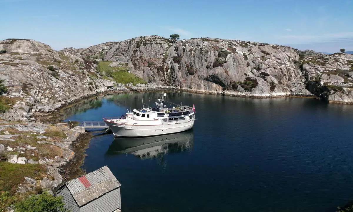 Langøya - Fitjar: Havn er utstyrt med kraftig flytebrygge i betong og gode pullerter. Godt dimensjonerte kjettinger mot land og i sjø. Her ligger man bra om det blåser opp.