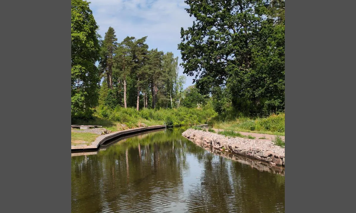 Lanthöjden: {"base": "se", "no": "Mulige fort\u00f8yningsplasser p\u00e5 venstre side av kanalen.", "se": "M\u00f6jliga f\u00f6rt\u00f6jningsplatser p\u00e5 v\u00e4nstra sidan av kanalen.", "en": "Possible mooring spots on the left side of the channel.", "da": "Mulige fort\u00f8jningspladser p\u00e5 venstre side af kanalen.", "fr": "Emplacements d'amarrage possibles sur le c\u00f4t\u00e9 gauche du canal.", "de": "M\u00f6gliche Anlegestellen auf der linken Seite des Kanals.", "es": "Posibles lugares de amarre en el lado izquierdo del canal.", "it": "Possibili posti di ormeggio sul lato sinistro del canale.", "pt": "Poss\u00edveis locais de amarra\u00e7\u00e3o no lado esquerdo do canal.", "nl": "Mogelijke aanlegplaatsen aan de linkerzijde van het kanaal.", "pl": "Mo\u017cliwe miejsca cumowania po lewej stronie kana\u0142u.", "uk": "\u041c\u043e\u0436\u043b\u0438\u0432\u0456 \u043f\u0440\u0438\u0447\u0430\u043b\u044c\u043d\u0456 \u043c\u0456\u0441\u0446\u044f \u043d\u0430 \u043b\u0456\u0432\u0456\u0439 \u0441\u0442\u043e\u0440\u043e\u043d\u0456 \u043a\u0430\u043d\u0430\u043b\u0443.", "ro": "Locuri de acostare posibile pe partea st\u00e2ng\u0103 a canalului.", "tr": "Kanal\u0131n sol taraf\u0131nda m\u00fcmk\u00fcn demirleme yerleri.", "el": "\u0394\u03c5\u03bd\u03b1\u03c4\u03ac \u03c3\u03b7\u03bc\u03b5\u03af\u03b1 \u03c0\u03c1\u03cc\u03c3\u03b4\u03b5\u03c3\u03b7\u03c2 \u03c3\u03c4\u03b7 \u03b2\u03cc\u03c1\u03b5\u03b9\u03b1 \u03c0\u03bb\u03b5\u03c5\u03c1\u03ac \u03c4\u03bf\u03c5 \u03ba\u03b1\u03bd\u03b1\u03bb\u03b9\u03bf\u03cd.", "cs": "Mo\u017en\u00e9 kotvi\u0161t\u011b na lev\u00e9 stran\u011b kan\u00e1lu.", "hu": "Lehets\u00e9ges kik\u00f6t\u00e9si helyek a csatorna bal oldal\u00e1n.", "fi": "Mahdolliset kiinnityspaikat kanavan vasemmalla puolella.", "bg": "\u0412\u044a\u0437\u043c\u043e\u0436\u043d\u0438 \u043c\u0435\u0441\u0442\u0430 \u0437\u0430 \u0448\u0432\u0430\u0440\u0442\u043e\u0432\u0430\u043d\u0435 \u043e\u0442 \u043b\u044f\u0432\u0430\u0442\u0430 \u0441\u0442\u0440\u0430\u043d\u0430 \u043d\u0430 \u043a\u0430\u043d\u0430\u043b\u0430.", "sr": "Mogu\u0107a mesta za privezivanje na levoj strani kanala.", "et": "V\u00f5imalikud kinnitumiskohad kanali vasakul poolel.", "lv": "Iesp\u0113jam\u0101s piest\u0101tnes vietas kan\u0101la kreisaj\u0101 pus\u0113.", "lt": "Galimos \u0161vartavimosi vietos kair\u0117je kanalo pus\u0117je."}