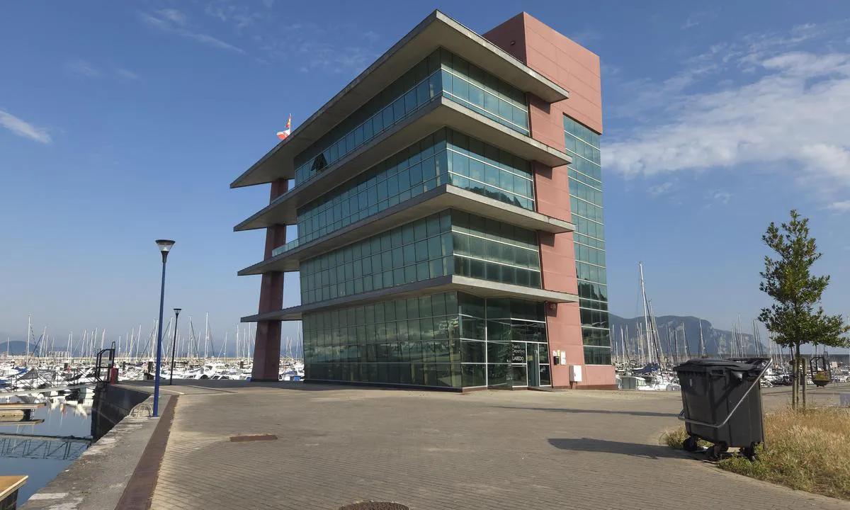 Laredo Marina: {"base": "en", "no": "Marina Kontorbygning", "se": "Marinakontorsbyggnad", "en": "Marina Office Building", "da": "Marina Kontor Bygning", "fr": "B\u00e2timent du Bureau de la Marina", "de": "Marina-Geb\u00e4ude", "es": "Edificio de la Oficina de la Marina", "it": "Edificio dell'Ufficio del Marina", "pt": "Edif\u00edcio do Escrit\u00f3rio da Marina", "nl": "Marina Kantoorgebouw", "pl": "Budynek Biura Mariny", "uk": "\u0411\u0443\u0434\u0456\u0432\u043b\u044f \u043e\u0444\u0456\u0441\u0443 \u041c\u0430\u0440\u0438\u043d\u0438", "ro": "Cl\u0103direa Biroului Marinei", "tr": "Marina Ofis Binas\u0131", "el": "\u039a\u03c4\u03af\u03c1\u03b9\u03bf \u0393\u03c1\u03b1\u03c6\u03b5\u03af\u03c9\u03bd \u039c\u03b1\u03c1\u03af\u03bd\u03b1\u03c2", "cs": "Budova kancel\u00e1\u0159e mariny", "hu": "Kik\u00f6t\u0151i Iroda \u00c9p\u00fclet", "fi": "Satamatoimistorakennus", "bg": "\u0421\u0433\u0440\u0430\u0434\u0430 \u043d\u0430 \u043e\u0444\u0438\u0441\u0430 \u043d\u0430 \u043c\u0430\u0440\u0438\u043d\u0430\u0442\u0430", "sr": "Zgrada Marine Upravne Zgrade", "et": "Marina Kontorihoone", "lv": "Marinas biroja \u0113ka", "lt": "Marinos biuro pastatas"}