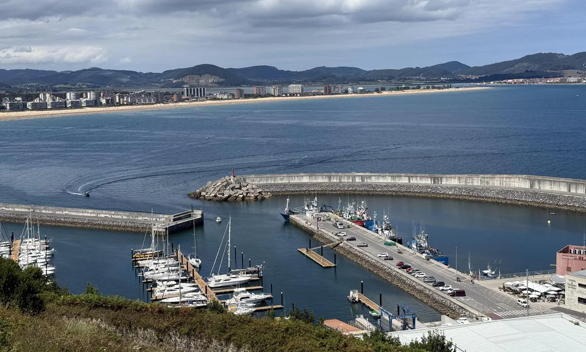Laredo Marina: {"base": "no", "no": "Pontoon A for b\u00e5ter inntil 18m LOA og Pontoon B for inntil 15m LOA.", "se": "Pontoon A f\u00f6r b\u00e5tar upp till 18m LOA och Pontoon B f\u00f6r upp till 15m LOA.", "en": "Pontoon A for boats up to 18m LOA and Pontoon B for up to 15m LOA.", "da": "Pontoon A for b\u00e5de op til 18m LOA og Pontoon B for op til 15m LOA.", "fr": "Pontoon A pour des bateaux jusqu'\u00e0 18m LOA et Pontoon B pour jusqu'\u00e0 15m LOA.", "de": "Pontoon A f\u00fcr Boote bis 18m LOA und Pontoon B f\u00fcr bis zu 15m LOA.", "es": "Pont\u00f3n A para barcos de hasta 18 m de eslora total (LOA) y Pont\u00f3n B para hasta 15 m de eslora total (LOA).", "it": "Pontile A per barche fino a 18m LOA e Pontile B per barche fino a 15m LOA.", "pt": "Pont\u00e3o A para barcos at\u00e9 18m de LOA e Pont\u00e3o B para at\u00e9 15m de LOA.", "nl": "Ponton A voor boten tot 18m LOA en Ponton B voor tot 15m LOA.", "pl": "Ponton A dla \u0142odzi do 18m LOA i Ponton B dla \u0142odzi do 15m LOA.", "uk": "\u041f\u043e\u043d\u0442\u043e\u043d A \u0434\u043b\u044f \u0447\u043e\u0432\u043d\u0456\u0432 \u0434\u043e\u0432\u0436\u0438\u043d\u043e\u044e \u0434\u043e 18\u043c (LOA) \u0456 \u041f\u043e\u043d\u0442\u043e\u043d B \u0434\u043b\u044f \u0447\u043e\u0432\u043d\u0456\u0432 \u0434\u043e\u0432\u0436\u0438\u043d\u043e\u044e \u0434\u043e 15\u043c (LOA).", "ro": "Pontoon A pentru b\u0103rci de p\u00e2n\u0103 la 18m LOA \u0219i Pontoon B pentru b\u0103rci de p\u00e2n\u0103 la 15m LOA.", "tr": "Pontoon A, 18m LOA'ya kadar olan tekneler i\u00e7in ve Pontoon B, 15m LOA'ya kadar olan tekneler i\u00e7in.", "el": "\u03a0\u03c1\u03bf\u03b2\u03bb\u03ae\u03c4\u03b1\u03c2 \u0391 \u03b3\u03b9\u03b1 \u03c3\u03ba\u03ac\u03c6\u03b7 \u03ad\u03c9\u03c2 18 \u03bc LOA \u03ba\u03b1\u03b9 \u03a0\u03c1\u03bf\u03b2\u03bb\u03ae\u03c4\u03b1\u03c2 \u0392 \u03b3\u03b9\u03b1 \u03ad\u03c9\u03c2 15 \u03bc LOA.", "cs": "Ponton A pro lod\u011b do 18m LOA a Ponton B pro lod\u011b do 15m LOA.", "hu": "Pontoon A 18m LOA-ig tart\u00f3 haj\u00f3k sz\u00e1m\u00e1ra \u00e9s Pontoon B 15m LOA-ig tart\u00f3 haj\u00f3k sz\u00e1m\u00e1ra.", "fi": "Ponttoni A veneille enint\u00e4\u00e4n 18 m LOA ja Ponttoni B enint\u00e4\u00e4n 15 m LOA.", "bg": "\u041f\u043e\u043d\u0442\u043e\u043d A \u0437\u0430 \u043b\u043e\u0434\u043a\u0438 \u0434\u043e 18\u043c \u0434\u044a\u043b\u0436\u0438\u043d\u0430 \u0438 \u041f\u043e\u043d\u0442\u043e\u043d B \u0437\u0430 \u0434\u044a\u043b\u0436\u0438\u043d\u0430 \u0434\u043e 15\u043c.", "sr": "\u041f\u043e\u043d\u0442\u043e\u043d \u0410 \u0437\u0430 \u0431\u0440\u043e\u0434\u043e\u0432\u0435 \u0434\u043e 18\u043c LOA \u0438 \u041f\u043e\u043d\u0442\u043e\u043d B \u0437\u0430 \u0434\u043e 15\u043c LOA.", "et": "Ponton A paatidele kuni 18m LOA ning Ponton B kuni 15m LOA.", "lv": "Pontons A paredz\u0113ts laiv\u0101m l\u012bdz 18 m LOA un Pontons B paredz\u0113ts l\u012bdz 15 m LOA.", "lt": "A pontonas skirta laivams iki 18 m ilgio, o B pontonas - iki 15 m ilgio."}