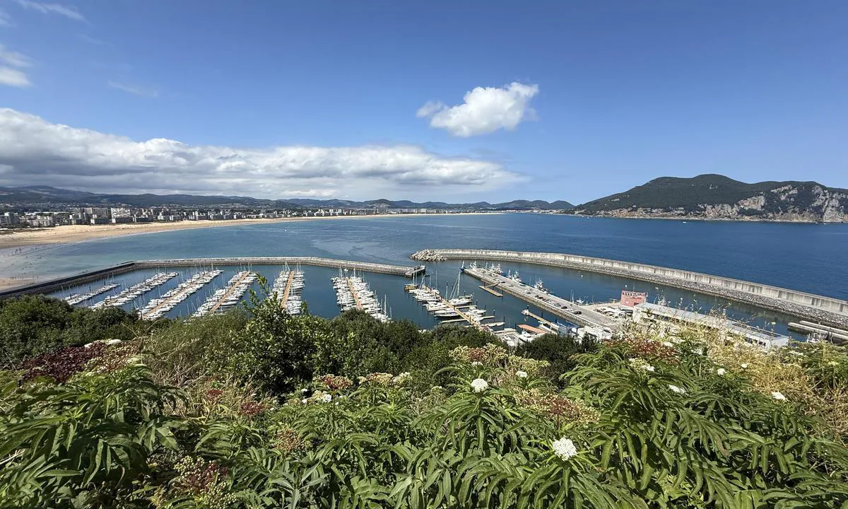 Laredo Marina: {"base": "no", "no": "Havnen sett fra h\u00f8yden bak.", "se": "Hamnen sedd fr\u00e5n h\u00f6jden bakom.", "en": "The harbour seen from the height behind.", "da": "Havnen set fra h\u00f8jden bagved.", "fr": "Le port vu de la hauteur derri\u00e8re.", "de": "Der Hafen von der Anh\u00f6he dahinter gesehen.", "es": "El puerto visto desde la altura detr\u00e1s.", "it": "Il porto visto dall'altezza dietro.", "pt": "O porto visto da altura atr\u00e1s.", "nl": "De haven gezien vanaf de hoogte erachter.", "pl": "Port widziany z wysoko\u015bci za ni\u0105.", "uk": "\u0413\u0430\u0432\u0430\u043d\u044c, \u0432\u0438\u0434\u0430\u043d\u0430 \u0437 \u0432\u0438\u0441\u043e\u0442\u0438 \u043f\u043e\u0437\u0430\u0434\u0443.", "ro": "Portul v\u0103zut de la \u00een\u0103l\u021bime din spate.", "tr": "Liman arkadaki y\u00fckseklikten g\u00f6r\u00fcld\u00fc.", "el": "\u03a4\u03bf \u03bb\u03b9\u03bc\u03ac\u03bd\u03b9 \u03cc\u03c0\u03c9\u03c2 \u03c6\u03b1\u03af\u03bd\u03b5\u03c4\u03b1\u03b9 \u03b1\u03c0\u03cc \u03c4\u03bf \u03cd\u03c8\u03c9\u03bc\u03b1 \u03c0\u03af\u03c3\u03c9.", "cs": "P\u0159\u00edstav, jak je vid\u011bt z v\u00fd\u0161ky za n\u00edm.", "hu": "A kik\u00f6t\u0151 a h\u00e1tul l\u00e9v\u0151 magaslatr\u00f3l n\u00e9zve.", "fi": "Satama n\u00e4htyn\u00e4 takana olevalta korkeudelta.", "bg": "\u041f\u0440\u0438\u0441\u0442\u0430\u043d\u0438\u0449\u0435\u0442\u043e, \u0433\u043b\u0435\u0434\u0430\u043d\u043e \u043e\u0442 \u0432\u0438\u0441\u043e\u0447\u0438\u043d\u0430\u0442\u0430 \u0437\u0430\u0434.", "sr": "\u041b\u0443\u043a\u0430 \u0432\u0438\u0452\u0435\u043d\u0430 \u0441\u0430 \u0432\u0438\u0441\u0438\u043d\u0435 \u0438\u0437\u0430.", "et": "Sadam vaadatuna m\u00e4e tagant.", "lv": "Osta no augstuma aizmugur\u0113.", "lt": "Uostas matomas nuo auk\u0161tumos u\u017e jo."}