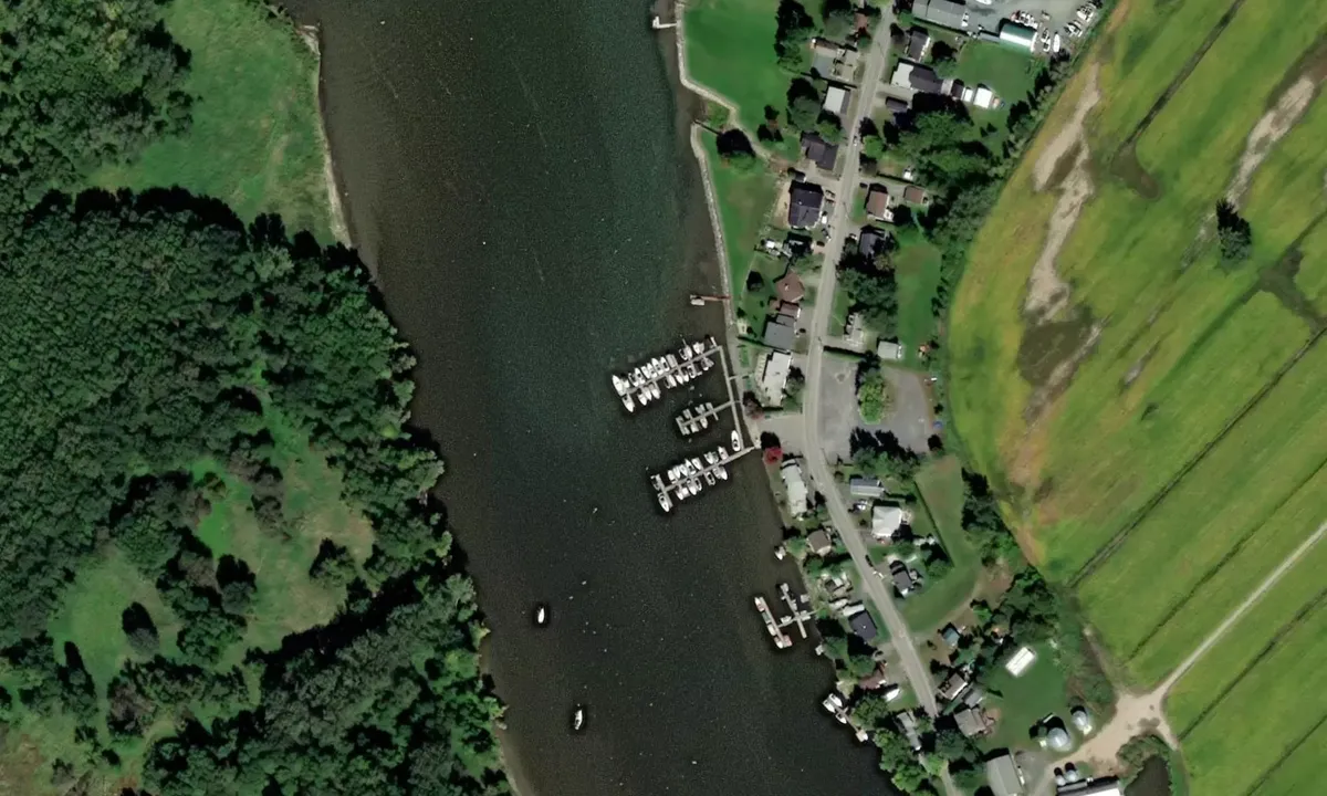 Satelite image of Le Club Nautique de la Batture