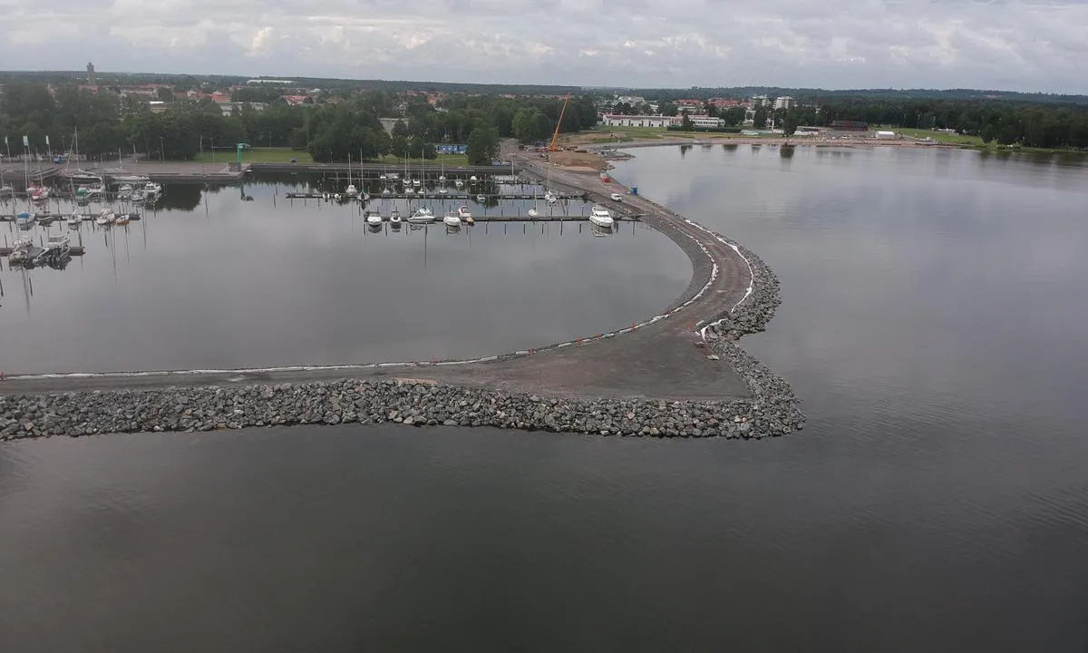 Lidköping - Vänern: Used to be the entrance, now closed west side of harbour.