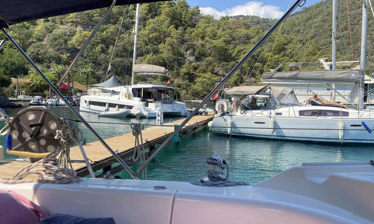 Likya: {"base": "en", "no": "Utsikt fra b\u00e5tplassen til restauranten.", "se": "Utsikt fr\u00e5n kajplatsen till restaurangen.", "en": "View from the berth to the restaurant.", "da": "Udsigt fra kajpladsen til restauranten."}