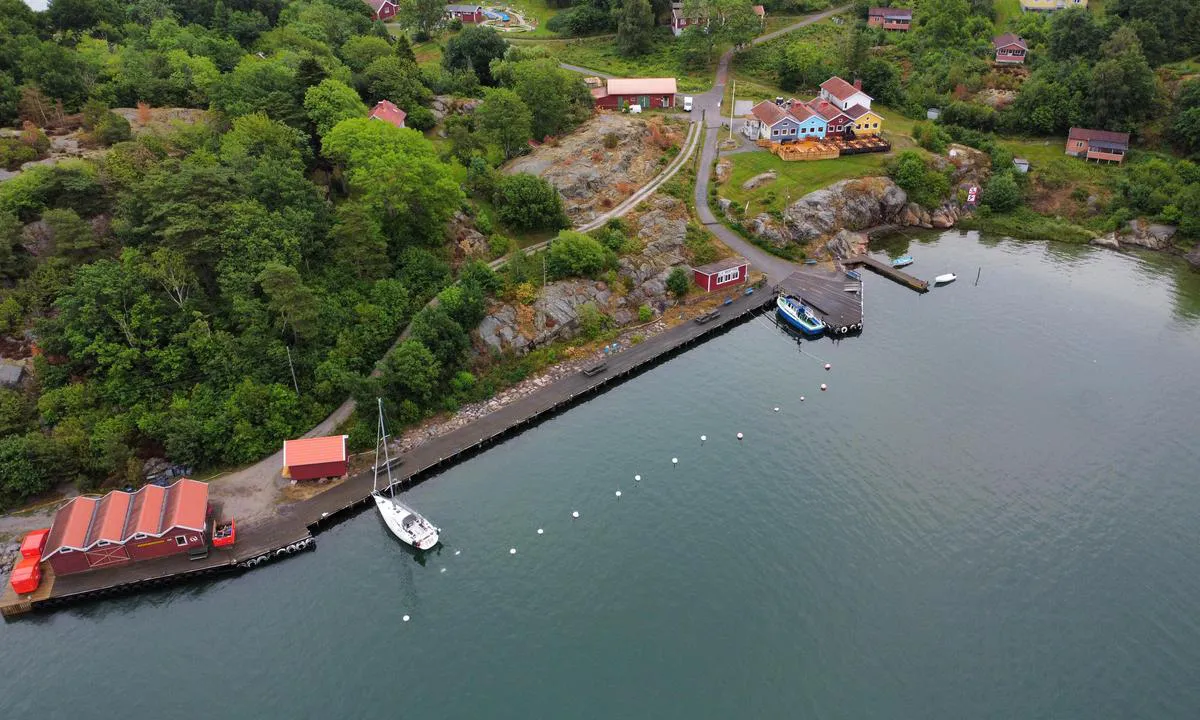 On Lilla Brattön you moor towards a pier with stern bouys. It's shallow towards land, so don't moor with the stern towards land. There is a mix of guest places and private places, so you have to read the signs on the pier to find a spot you can use.