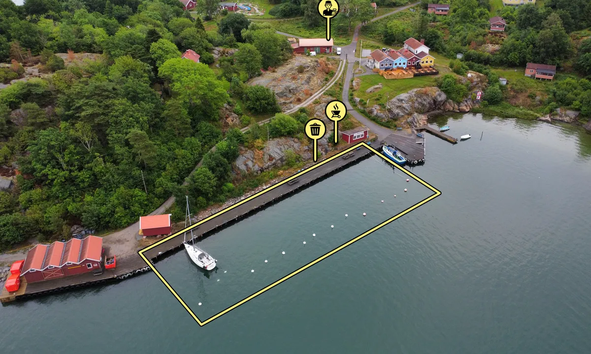 {"base": "en", "no": "P\u00e5 Lilla Bratt\u00f6n kan du legge til ved en brygge med hekkb\u00f8yer. Det er grunt mot land, s\u00e5 ikke legg til med hekken mot land. Det er en blanding av gjesteplasser og private plasser, s\u00e5 du m\u00e5 lese skiltene p\u00e5 brygga for \u00e5 finne en plass du kan bruke.", "se": "P\u00e5 Lilla Bratt\u00f6n f\u00f6rt\u00f6jer man vid en brygga med akterbojar. Det \u00e4r grunt mot land, s\u00e5 f\u00f6rt\u00f6j inte med aktern mot land. Det finns en blandning av g\u00e4stplatser och privata platser, s\u00e5 du m\u00e5ste l\u00e4sa skyltarna p\u00e5 bryggan f\u00f6r att hitta en plats du kan anv\u00e4nda.", "en": "On Lilla Bratt\u00f6n you moor towards a pier with stern bouys. It's shallow towards land, so don't moor with the stern towards land. There is a mix of guest places and private places, so you have to read the signs on the pier to find a spot you can use.", "da": "P\u00e5 Lilla Bratt\u00f6n fort\u00f8jer man til en bro med agterb\u00f8jer. Det er lavvandet mod land, s\u00e5 fort\u00f8j ikke med agter mod land. Der er en blanding af g\u00e6stepladser og private pladser, s\u00e5 du skal l\u00e6se skiltene p\u00e5 broen for at finde en plads, du kan bruge."}