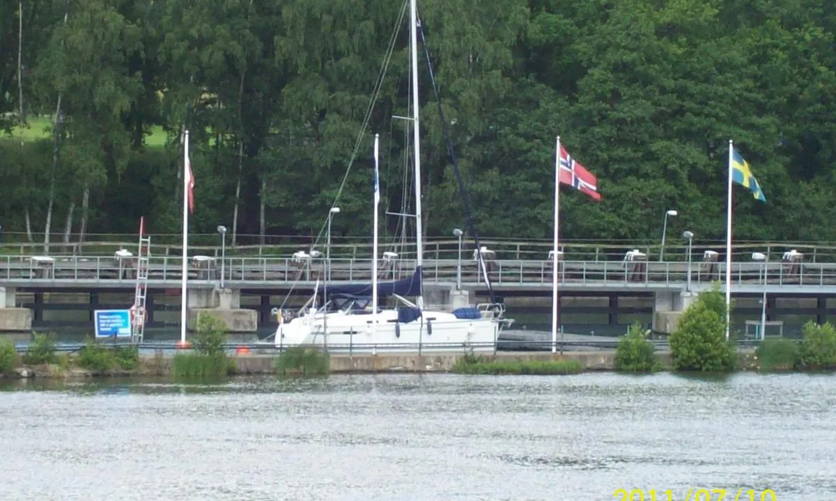 Lilla Edet (Övernattningshamn): Hamnen sedd från östra stranden.