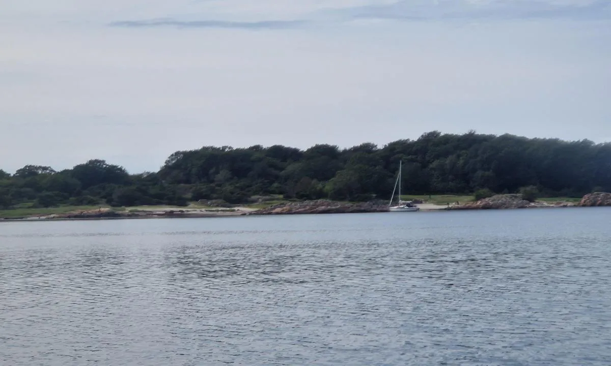 Hallands Väderö øst bukt: {"base": "se", "no": "Fort\u00f8yning mot klippe.<br>Dybde 2m knapt", "se": "F\u00f6rt\u00f6jning mot klippa.\r\nDjup 2m knappt", "en": "Mooring against cliff. Depth barely 2m", "da": "Fort\u00f8jning mod klippe. Dybde 2m knap"}