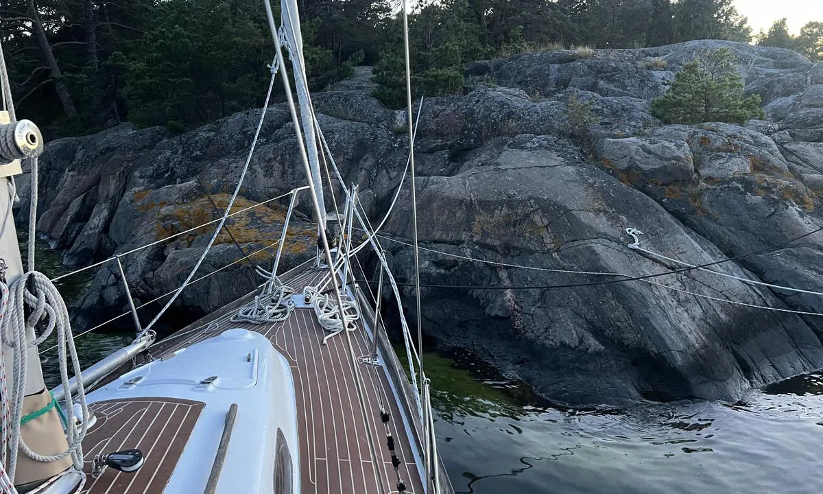 Lilla Trässö - Fågelskär - Oxelösund: {"base": "de", "no": "Det er imidlertid nok steiner og tr\u00e6r \u00e5 feste til", "se": "Det finns dock tillr\u00e4ckligt med stenar och tr\u00e4d att f\u00e4sta vid", "en": "However, there are plenty of rocks and trees to moor to.", "da": "Der er dog nok sten og tr\u00e6er til at fort\u00f8je ved", "fr": "Il y a cependant suffisamment de pierres et d'arbres pour s'amarrer", "de": "Es gibt aber genug Steine und B\u00e4ume zum festmachen", "es": "Hay suficientes piedras y \u00e1rboles para amarrar.", "it": "Ci sono per\u00f2 abbastanza scogli e alberi a cui ormeggiare", "pt": "H\u00e1, no entanto, pedras e \u00e1rvores suficientes para amarra\u00e7\u00e3o", "nl": "Er zijn echter genoeg stenen en bomen om aan af te meren", "pl": "Jest jednak wystarczaj\u0105co du\u017co kamieni i drzew do cumowania", "uk": "\u041e\u0434\u043d\u0430\u043a \u0454 \u0434\u043e\u0441\u0442\u0430\u0442\u043d\u044c\u043e \u043a\u0430\u043c\u0435\u043d\u0456\u0432 \u0456 \u0434\u0435\u0440\u0435\u0432 \u0434\u043b\u044f \u0448\u0432\u0430\u0440\u0442\u0443\u0432\u0430\u043d\u043d\u044f", "ro": "Exist\u0103 \u00eens\u0103 suficiente pietre \u0219i copaci pentru ancora\u021bi", "tr": "Ba\u011flanmak i\u00e7in yeterince ta\u015f ve a\u011fa\u00e7 vard\u0131r", "el": "\u03a5\u03c0\u03ac\u03c1\u03c7\u03bf\u03c5\u03bd \u03cc\u03bc\u03c9\u03c2 \u03b1\u03c1\u03ba\u03b5\u03c4\u03ad\u03c2 \u03c0\u03ad\u03c4\u03c1\u03b5\u03c2 \u03ba\u03b1\u03b9 \u03b4\u03ad\u03bd\u03c4\u03c1\u03b1 \u03b3\u03b9\u03b1 \u03b4\u03ad\u03c3\u03b9\u03bc\u03bf", "cs": "Je zde v\u0161ak dostatek kamen\u016f a strom\u016f k p\u0159iv\u00e1z\u00e1n\u00ed", "hu": "Van azonban elegend\u0151 k\u0151 \u00e9s fa r\u00f6gz\u00edt\u00e9sre", "fi": "On kuitenkin tarpeeksi kivi\u00e4 ja puita kiinnittymiseen", "bg": "\u0418\u043c\u0430 \u0434\u043e\u0441\u0442\u0430\u0442\u044a\u0447\u043d\u043e \u043a\u0430\u043c\u044a\u043d\u0438 \u0438 \u0434\u044a\u0440\u0432\u0435\u0442\u0430 \u0437\u0430 \u0432\u0440\u044a\u0437\u0432\u0430\u043d\u0435", "sr": "\u0418\u043c\u0430 \u0434\u043e\u0432\u043e\u0459\u043d\u043e \u043a\u0430\u043c\u0435\u045a\u0430 \u0438 \u0441\u0442\u0430\u0431\u0430\u043b\u0430 \u0437\u0430 \u0432\u0435\u0437\u0438\u0432\u0430\u045a\u0435", "et": "Kuid on piisavalt kive ja puid, mille k\u00fclge ennast kinni siduda", "lv": "Ir pietiekami daudz akme\u0146u un koku, pie kuriem var piestiprin\u0101ties", "lt": "Ta\u010diau yra pakankamai akmen\u0173 ir med\u017ei\u0173 prisiri\u0161imui"}