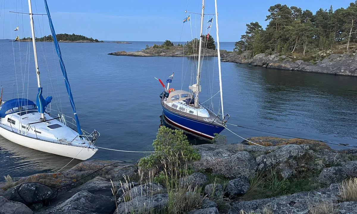 Lilla Trässö - Fågelskär - Oxelösund: {"base": "de", "no": "I berget er to solide ringer fest montert, men de var allerede opptatt av det andre skipet.", "se": "I berget \u00e4r tv\u00e5 ringar fast monterade, men de var redan upptagna av det andra fartyget.", "en": "Two rings are firmly fixed in the rock, but they were already occupied by the other ship.", "da": "I klippen er to fastgjorte ringe, som dog allerede var optaget af det andet skib.", "fr": "Deux anneaux sont solidement fix\u00e9s dans la roche, mais ils \u00e9taient d\u00e9j\u00e0 occup\u00e9s par l'autre navire.", "de": "Im Fels sind zwei Ringe fest angebracht, die waren allerdings von dem anderen Schiff schon belegt.", "es": "En la roca est\u00e1n firmemente instalados dos anillos, que sin embargo ya estaban ocupados por el otro barco.", "it": "Nel masso sono fissati due anelli, che per\u00f2 erano gi\u00e0 occupati dall'altra imbarcazione.", "pt": "No rochedo, est\u00e3o fixados dois an\u00e9is, que no entanto j\u00e1 estavam ocupados pelo outro navio.", "nl": "In de rots zijn twee ringen stevig aangebracht, die waren echter al bezet door het andere schip.", "pl": "W skale s\u0105 trwale zamocowane dwa pier\u015bcienie, jednak by\u0142y one ju\u017c zaj\u0119te przez inny statek.", "uk": "\u0423 \u0441\u043a\u0435\u043b\u0456 \u043d\u0430\u0434\u0456\u0439\u043d\u043e \u0437\u0430\u043a\u0440\u0456\u043f\u043b\u0435\u043d\u0456 \u0434\u0432\u0430 \u043a\u0456\u043b\u044c\u0446\u044f, \u043e\u0434\u043d\u0430\u043a \u0432\u043e\u043d\u0438 \u0432\u0436\u0435 \u0431\u0443\u043b\u0438 \u0437\u0430\u0439\u043d\u044f\u0442\u0456 \u0456\u043d\u0448\u0438\u043c \u0441\u0443\u0434\u043d\u043e\u043c.", "ro": "\u00cen st\u00e2nc\u0103 sunt fixate dou\u0103 inele, \u00eens\u0103 acestea erau deja ocupate de cel\u0103lalt vas.", "tr": "Kaya\u00e7ta iki halka sa\u011flam \u015fekilde monte edilmi\u015f, ancak bunlar ba\u015fka bir gemi taraf\u0131ndan zaten doluydu.", "el": "\u03a3\u03c4\u03bf \u03b2\u03c1\u03ac\u03c7\u03bf \u03b5\u03af\u03bd\u03b1\u03b9 \u03c3\u03c4\u03b5\u03c1\u03b5\u03c9\u03bc\u03ad\u03bd\u03bf\u03b9 \u03b4\u03cd\u03bf \u03ba\u03c1\u03af\u03ba\u03bf\u03b9, \u03bf\u03b9 \u03bf\u03c0\u03bf\u03af\u03bf\u03b9 \u03cc\u03bc\u03c9\u03c2 \u03ae\u03c4\u03b1\u03bd \u03ae\u03b4\u03b7 \u03ba\u03b1\u03c4\u03b5\u03b9\u03bb\u03b7\u03bc\u03bc\u03ad\u03bd\u03bf\u03b9 \u03b1\u03c0\u03cc \u03c4\u03bf \u03ac\u03bb\u03bb\u03bf \u03c0\u03bb\u03bf\u03af\u03bf.", "cs": "Ve sk\u00e1le jsou pevn\u011b p\u0159ipevn\u011bny dva kruhy, ale ty u\u017e byly obsazen\u00e9 jinou lod\u00ed.", "hu": "A szikl\u00e1ban k\u00e9t karika van r\u00f6gz\u00edtve, de ezek m\u00e1r egy m\u00e1sik haj\u00f3 \u00e1ltal foglaltak voltak.", "fi": "Kallioon on kiinnitetty kaksi rengasta, mutta ne olivat jo toisen aluksen k\u00e4yt\u00f6ss\u00e4.", "bg": "\u0412 \u0441\u043a\u0430\u043b\u0430\u0442\u0430 \u0441\u0430 \u0437\u0434\u0440\u0430\u0432\u043e \u043f\u043e\u0441\u0442\u0430\u0432\u0435\u043d\u0438 \u0434\u0432\u0430 \u043f\u0440\u044a\u0441\u0442\u0435\u043d\u0430, \u043d\u043e \u0442\u0435 \u0432\u0435\u0447\u0435 \u0431\u044f\u0445\u0430 \u0437\u0430\u0435\u0442\u0438 \u043e\u0442 \u0434\u0440\u0443\u0433\u0438\u044f \u043a\u043e\u0440\u0430\u0431.", "sr": "Na steni su \u010dvrsto postavljena dva prstena, ali su ve\u0107 bila zauzeta od strane drugog broda.", "et": "Kivim\u00fcrakas on kaks kindlat r\u00f5ngast, kuid need olid juba teise laeva poolt h\u00f5ivatud.", "lv": "Akmens klint\u012b ir stiprin\u0101ti divi gredzeni, ta\u010du tie jau bija aiz\u0146emti no otras ku\u0123a puses.", "lt": "Uolose yra tvirtai pritvirtinti du \u017eiedai, ta\u010diau jie jau buvo u\u017eimti kit\u0173 laiv\u0173."}
