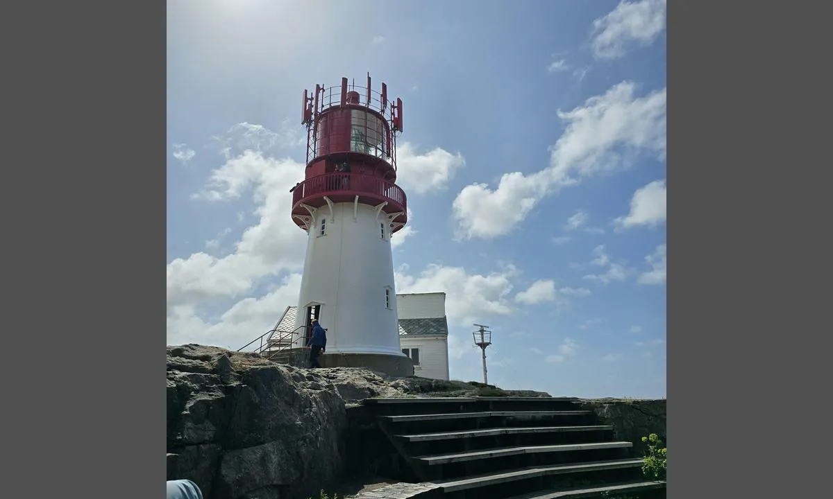 Lillehavn: {"base": "no", "no": "Spasertur ut til fyret. 4km p\u00e5 asfaltert vei eller 3km p\u00e5 sti.", "se": "Promenad ut till fyren. 4km p\u00e5 asfalterad v\u00e4g eller 3km p\u00e5 stig.", "en": "Walk to the lighthouse. 4km on a paved road or 3km on a trail.", "da": "Spadseretur ud til fyret. 4 km p\u00e5 asfalteret vej eller 3 km p\u00e5 sti.", "fr": "Promenade jusqu'au phare. 4 km sur route asphalt\u00e9e ou 3 km sur sentier.", "de": "Spaziergang zum Leuchtturm. 4km auf asphaltiertem Weg oder 3km auf einem Pfad.", "es": "Paseo hasta el faro. 4km por camino asfaltado o 3km por sendero.", "it": "Passeggiata al faro. 4 km su strada asfaltata o 3 km su sentiero.", "pt": "Caminhada at\u00e9 o farol. 4km em estrada asfaltada ou 3km em trilha.", "nl": "Een wandeling naar de vuurtoren. 4 km over een geasfalteerde weg of 3 km over een pad.", "pl": "Spacer do latarni. 4 km po asfaltowej drodze lub 3 km \u015bcie\u017ck\u0105.", "uk": "\u041f\u0440\u043e\u0433\u0443\u043b\u044f\u043d\u043a\u0430 \u0434\u043e \u043c\u0430\u044f\u043a\u0430. 4 \u043a\u043c \u0430\u0441\u0444\u0430\u043b\u044c\u0442\u043e\u0432\u0430\u043d\u043e\u044e \u0434\u043e\u0440\u043e\u0433\u043e\u044e \u0430\u0431\u043e 3 \u043a\u043c \u0441\u0442\u0435\u0436\u043a\u043e\u044e.", "ro": "Plimbare p\u00e2n\u0103 la far. 4km pe drum asfaltat sau 3km pe potec\u0103.", "tr": "Deniz fenerine y\u00fcr\u00fcy\u00fc\u015f. Asfalt yolda 4 km veya patikadan 3 km.", "el": "\u03a0\u03b5\u03c1\u03c0\u03ac\u03c4\u03b7\u03bc\u03b1 \u03bc\u03ad\u03c7\u03c1\u03b9 \u03c4\u03bf\u03bd \u03c6\u03ac\u03c1\u03bf. 4\u03c7\u03bb\u03bc \u03c3\u03b5 \u03b1\u03c3\u03c6\u03b1\u03bb\u03c4\u03bf\u03c3\u03c4\u03c1\u03c9\u03bc\u03ad\u03bd\u03bf \u03b4\u03c1\u03cc\u03bc\u03bf \u03ae 3\u03c7\u03bb\u03bc \u03c3\u03b5 \u03bc\u03bf\u03bd\u03bf\u03c0\u03ac\u03c4\u03b9.", "cs": "Proch\u00e1zka k maj\u00e1ku. 4 km po asfaltov\u00e9 cest\u011b nebo 3 km po stezce.", "hu": "S\u00e9ta a vil\u00e1g\u00edt\u00f3toronyhoz. 4 km aszfaltozott \u00faton, vagy 3 km \u00f6sv\u00e9nyen.", "fi": "K\u00e4vely majakalle. 4 km asvaltoitua tiet\u00e4 pitkin tai 3 km polkua pitkin.", "bg": "\u0420\u0430\u0437\u0445\u043e\u0434\u043a\u0430 \u0434\u043e \u0444\u0430\u0440\u0430. 4 \u043a\u043c \u043f\u043e \u0430\u0441\u0444\u0430\u043b\u0442\u043e\u0432 \u043f\u044a\u0442 \u0438\u043b\u0438 3 \u043a\u043c \u043f\u043e \u043f\u044a\u0442\u0435\u043a\u0430.", "sr": "\u0428\u0435\u0442\u045a\u0430 \u0434\u043e \u0441\u0432\u0435\u0442\u043b\u043e\u0441\u043d\u043e\u0433 \u0441\u0438\u0433\u043d\u0430\u043b\u0430. 4 \u043a\u043c \u0430\u0441\u0444\u0430\u043b\u0442\u0438\u0440\u0430\u043d\u0438\u043c \u043f\u0443\u0442\u0435\u043c \u0438\u043b\u0438 3 \u043a\u043c \u0441\u0442\u0430\u0437\u043e\u043c.", "et": "Jalutusk\u00e4ik tuletorni juurde. 4 km asfalteeritud teed v\u00f5i 3 km rada.", "lv": "Pastaiga l\u012bdz b\u0101kai. 4 km pa asfalt\u0113tu ce\u013cu vai 3 km pa taku.", "lt": "Pasivaik\u0161\u010diojimas iki \u0161vyturio. 4 km asfaltuotu keliu arba 3 km taku."}