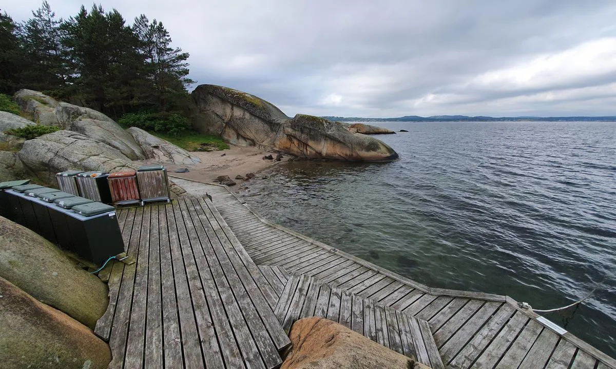 Lindholmen: Brygge i nord, mot sandstrand vest.