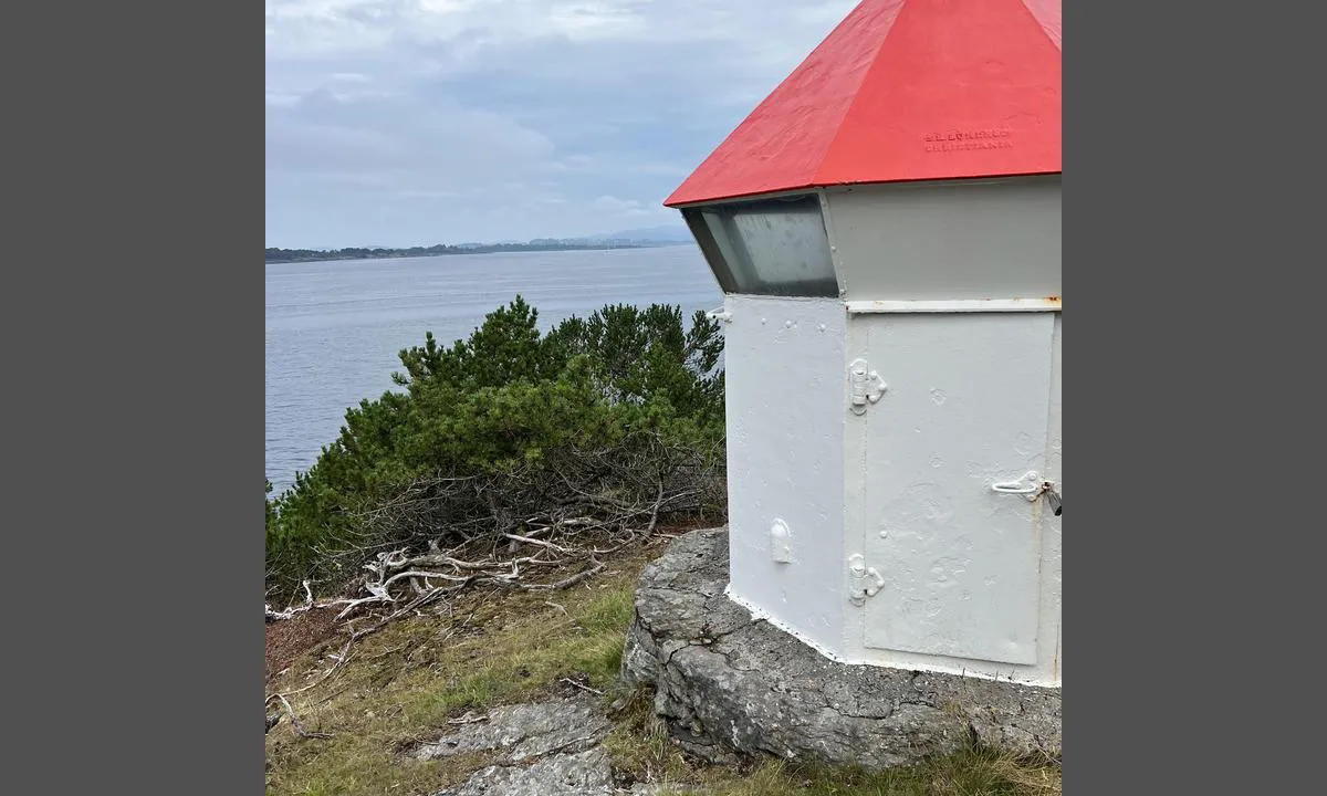 Lindøy: {"base": "no", "no": "Fin plass, men v\u00e6r obs p\u00e5 b\u00f8lger fra passerende hurtigb\u00e5ter, skaper stor bevegelse i b\u00e5thavnen.", "se": "Fin plats, men var uppm\u00e4rksam p\u00e5 v\u00e5gor fr\u00e5n passerande snabb\u00e5tar, de skapar stor r\u00f6relse i b\u00e5thamnen.", "en": "Nice place, but be aware of waves from passing high-speed boats, which create significant movement in the marina.", "da": "Fin plads, men v\u00e6r opm\u00e6rksom p\u00e5 b\u00f8lger fra passerende hurtigb\u00e5de, skaber stor bev\u00e6gelse i b\u00e5dhavnen.", "fr": "Bel endroit, mais attention aux vagues des navires rapides de passage, cela cr\u00e9e de grands mouvements dans le port de plaisance.", "de": "Guter Platz, aber beachten Sie die Wellen von vorbeifahrenden Schnellbooten, die gro\u00dfe Bewegung im Yachthafen verursachen.", "es": "Buen lugar, pero ten cuidado con las olas de las lanchas r\u00e1pidas que pasan, generan mucho movimiento en el puerto.", "it": "Bel posto, ma attenzione alle onde create dai traghetti veloci di passaggio, che causano grande movimento nel porto.", "pt": "\u00d3timo lugar, mas esteja atento \u00e0s ondas das embarca\u00e7\u00f5es r\u00e1pidas que passam, causando grande movimento na marina.", "nl": "Goede plek, maar wees alert op golven van passerende snelle boten, deze veroorzaken veel beweging in de jachthaven.", "pl": "Dobre miejsce, ale uwa\u017caj na fale od przep\u0142ywaj\u0105cych szybkich \u0142odzi, kt\u00f3re powoduj\u0105 du\u017cy ruch w przystani.", "uk": "\u0413\u0430\u0440\u043d\u0435 \u043c\u0456\u0441\u0446\u0435, \u0430\u043b\u0435 \u0437\u0432\u0435\u0440\u043d\u0456\u0442\u044c \u0443\u0432\u0430\u0433\u0443 \u043d\u0430 \u0445\u0432\u0438\u043b\u0456 \u0432\u0456\u0434 \u0448\u0432\u0438\u0434\u043a\u0438\u0445 \u0447\u043e\u0432\u043d\u0456\u0432, \u0449\u043e \u043f\u0440\u043e\u0445\u043e\u0434\u044f\u0442\u044c \u043f\u043e\u0432\u0437, \u0432\u043e\u043d\u0438 \u0441\u0442\u0432\u043e\u0440\u044e\u044e\u0442\u044c \u0437\u043d\u0430\u0447\u043d\u0456 \u0440\u0443\u0445\u0438 \u0432 \u0433\u0430\u0432\u0430\u043d\u0456.", "ro": "Loc bun, dar fi\u021bi aten\u021bi la valurile de la ambarca\u021biunile rapide care trec, creeaz\u0103 mult\u0103 mi\u0219care \u00een portul de b\u0103rci.", "tr": "G\u00fczel bir yer, ancak ge\u00e7en h\u0131zl\u0131 teknelerden gelen dalgalara dikkat edin, tekne liman\u0131nda b\u00fcy\u00fck hareketlilik yarat\u0131yor.", "el": "\u03a9\u03c1\u03b1\u03af\u03bf \u03bc\u03ad\u03c1\u03bf\u03c2, \u03b1\u03bb\u03bb\u03ac \u03c0\u03c1\u03bf\u03c3\u03ad\u03be\u03c4\u03b5 \u03c4\u03b1 \u03ba\u03cd\u03bc\u03b1\u03c4\u03b1 \u03b1\u03c0\u03cc \u03c4\u03b1 \u03b4\u03b9\u03b5\u03c1\u03c7\u03cc\u03bc\u03b5\u03bd\u03b1 \u03c4\u03b1\u03c7\u03cd\u03c0\u03bb\u03bf\u03b1, \u03c0\u03c1\u03bf\u03ba\u03b1\u03bb\u03bf\u03cd\u03bd \u03bc\u03b5\u03b3\u03ac\u03bb\u03b7 \u03ba\u03af\u03bd\u03b7\u03c3\u03b7 \u03c3\u03c4\u03bf \u03bb\u03b9\u03bc\u03ac\u03bd\u03b9.", "cs": "P\u011bkn\u00e9 m\u00edsto, ale pozor na vlny od proj\u00ed\u017ed\u011bj\u00edc\u00edch rychl\u00fdch \u010dlun\u016f, kter\u00e9 zp\u016fsobuj\u00ed velk\u00fd pohyb v p\u0159\u00edstavu.", "hu": "Sz\u00e9p hely, de figyelj a gyorshaj\u00f3k hull\u00e1maira, amelyek nagy mozg\u00e1st okoznak a kik\u00f6t\u0151ben.", "fi": "Hyv\u00e4 paikka, mutta varo ohi kulkevien pikaveneiden aaltoja, jotka aiheuttavat suurta liikett\u00e4 venesatamassa.", "bg": "\u0414\u043e\u0431\u0440\u043e \u043c\u044f\u0441\u0442\u043e, \u043d\u043e \u0431\u044a\u0434\u0435\u0442\u0435 \u0432\u043d\u0438\u043c\u0430\u0442\u0435\u043b\u043d\u0438 \u0437\u0430 \u0432\u044a\u043b\u043d\u0438\u0442\u0435 \u043e\u0442 \u043f\u0440\u0435\u043c\u0438\u043d\u0430\u0432\u0430\u0449\u0438\u0442\u0435 \u0431\u044a\u0440\u0437\u0438 \u043b\u043e\u0434\u043a\u0438, \u0441\u044a\u0437\u0434\u0430\u0432\u0430\u0442 \u0433\u043e\u043b\u044f\u043c\u043e \u0434\u0432\u0438\u0436\u0435\u043d\u0438\u0435 \u0432 \u043f\u0440\u0438\u0441\u0442\u0430\u043d\u0438\u0449\u0435\u0442\u043e.", "sr": "Odli\u010dno mesto, ali obratite pa\u017enju na talase od prolaze\u0107ih brzih \u010damaca, stvaraju veliko kretanje u luci.", "et": "Tore koht, aga ole ettevaatlik m\u00f6\u00f6duvate kiirpaatide tekitatud lainetega, need tekitavad suurt liikumist sadamas.", "lv": "Laba vieta, bet esiet piesardz\u012bgi pret vi\u013c\u0146iem no gar\u0101mbrauco\u0161iem \u0101trlaiv\u0101m, kas izraisa lielu kust\u012bbu jahtu ost\u0101.", "lt": "Hele vieta, bet b\u016bkite atsarg\u016bs d\u0117l praeinan\u010di\u0173 greitaeigi\u0173 laiv\u0173 bang\u0173, kurios sukelia didel\u012f jud\u0117jim\u0105 uoste."}