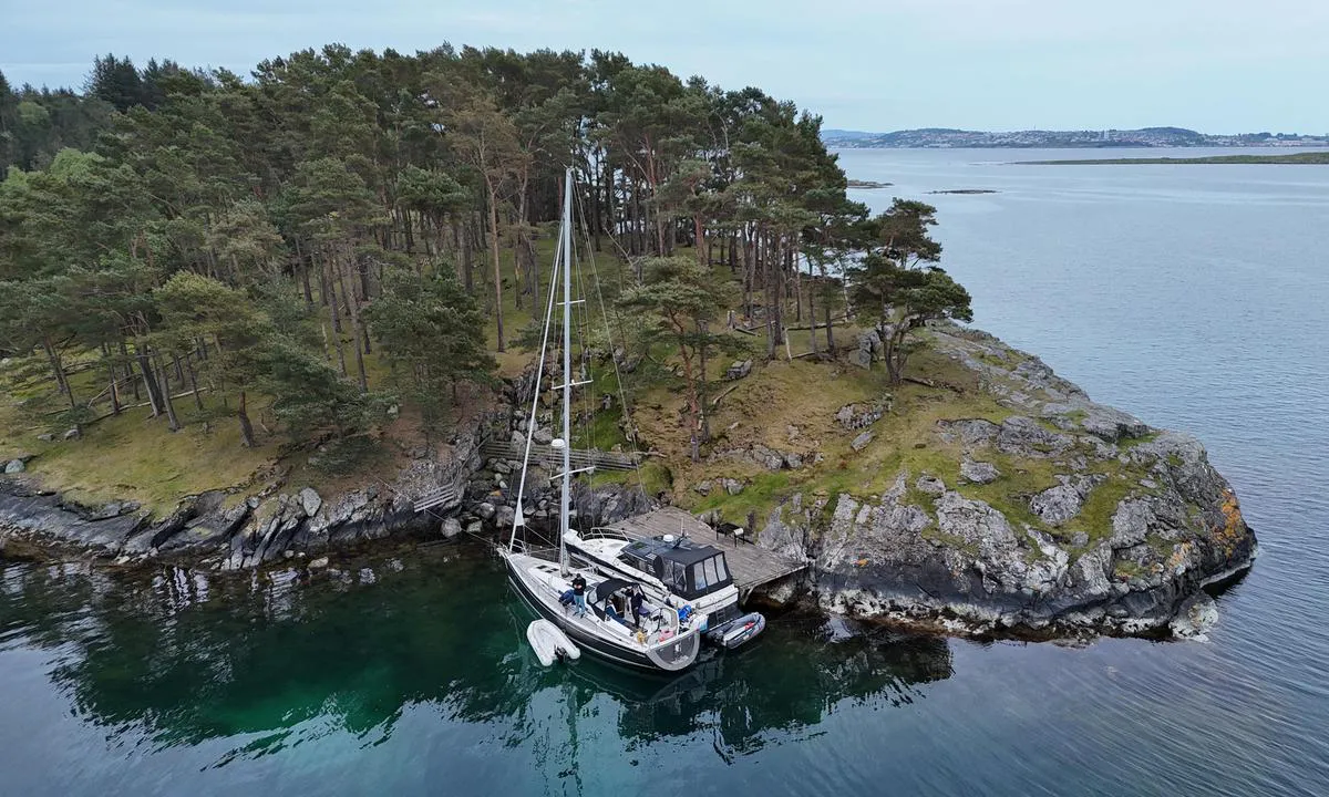 Linehamna: {"base": "no", "no": "P\u00e5 nordvest siden finnes en liten brygge.", "se": "P\u00e5 nordv\u00e4stsidan finns en liten brygga.", "en": "On the northwest side, there is a small pier.", "da": "P\u00e5 nordvestsiden findes en lille bro.", "fr": "Sur le c\u00f4t\u00e9 nord-ouest, il y a un petit quai.", "de": "Auf der Nordwestseite gibt es einen kleinen Steg.", "es": "En el lado noroeste se encuentra un peque\u00f1o muelle.", "it": "Sul lato nord-ovest c'\u00e8 un piccolo molo.", "pt": "No lado noroeste h\u00e1 um pequeno cais.", "nl": "Aan de noordwestzijde is een kleine steiger te vinden.", "pl": "Po p\u00f3\u0142nocno-zachodniej stronie znajduje si\u0119 ma\u0142y pomost.", "uk": "\u0417 \u043f\u0456\u0432\u043d\u0456\u0447\u043d\u043e\u0433\u043e \u0437\u0430\u0445\u043e\u0434\u0443 \u0454 \u043d\u0435\u0432\u0435\u043b\u0438\u043a\u0430 \u043f\u0440\u0438\u0441\u0442\u0430\u043d\u044c.", "ro": "Pe partea de nord-vest se afl\u0103 un mic debarcader.", "tr": "Kuzeybat\u0131 taraf\u0131nda k\u00fc\u00e7\u00fck bir iskele bulunmaktad\u0131r.", "el": "\u03a3\u03c4\u03b7\u03bd \u03b2\u03bf\u03c1\u03b5\u03b9\u03bf\u03b4\u03c5\u03c4\u03b9\u03ba\u03ae \u03c0\u03bb\u03b5\u03c5\u03c1\u03ac \u03c5\u03c0\u03ac\u03c1\u03c7\u03b5\u03b9 \u03bc\u03b9\u03b1 \u03bc\u03b9\u03ba\u03c1\u03ae \u03b1\u03c0\u03bf\u03b2\u03ac\u03b8\u03c1\u03b1.", "cs": "Na severoz\u00e1padn\u00ed stran\u011b se nach\u00e1z\u00ed mal\u00e9 molo.", "hu": "Az \u00e9szaknyugati oldalon tal\u00e1lhat\u00f3 egy kis m\u00f3l\u00f3.", "fi": "Luoteispuolella on pieni laituri.", "bg": "\u041e\u0442 \u0441\u0435\u0432\u0435\u0440\u043e\u0437\u0430\u043f\u0430\u0434\u043d\u0430\u0442\u0430 \u0441\u0442\u0440\u0430\u043d\u0430 \u0438\u043c\u0430 \u043c\u0430\u043b\u043a\u043e \u043a\u0435\u0439\u0447\u0435.", "sr": "\u041d\u0430 \u0441\u0435\u0432\u0435\u0440\u043e\u0437\u0430\u043f\u0430\u0434\u043d\u043e\u0458 \u0441\u0442\u0440\u0430\u043d\u0438 \u043d\u0430\u043b\u0430\u0437\u0438 \u0441\u0435 \u043c\u0430\u043b\u0438 \u043f\u0440\u0438\u0441\u0442\u0430\u043d.", "et": "Loodek\u00fcljel on v\u00e4ike kai.", "lv": "Zieme\u013crietumu pus\u0113 ir neliela piest\u0101tne.", "lt": "\u0160iaur\u0117s vakar\u0173 pus\u0117je yra nedidelis prieplauka."}