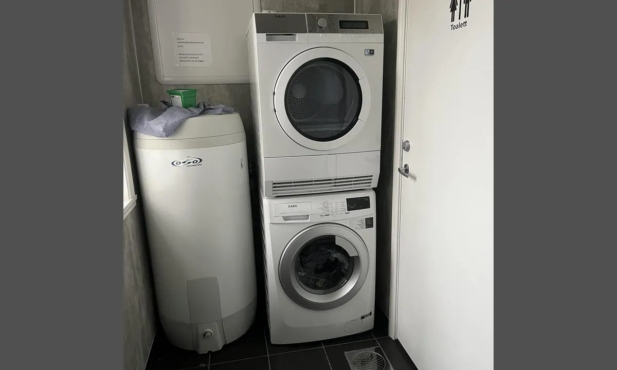 Litlebergen: {"base": "no", "no": "Vaskemaskin og t\u00f8rketeommel. Betaling i GoMarina.", "se": "Tv\u00e4ttmaskin och torktumlare. Betalning i GoMarina.", "en": "Washing machine and tumble dryer. Payment in GoMarina.", "da": "Vaskemaskine og t\u00f8rretumbler. Betaling i GoMarina.", "fr": "Machine \u00e0 laver et s\u00e8che-linge. Paiement via GoMarina.", "de": "Waschmaschine und W\u00e4schetrockner. Zahlung \u00fcber GoMarina.", "es": "Lavadora y secadora. Pago en GoMarina.", "it": "Lavatrice e asciugatrice. Pagamento in GoMarina.", "pt": "M\u00e1quina de lavar e secadora. Pagamento em GoMarina.", "nl": "Wasmaschine en droger. Betaling via GoMarina.", "pl": "Pralka i suszarka b\u0119bnowa. P\u0142atno\u015b\u0107 w GoMarina.", "uk": "\u041f\u0440\u0430\u043b\u044c\u043d\u0430 \u043c\u0430\u0448\u0438\u043d\u0430 \u0456 \u0441\u0443\u0448\u0438\u043b\u044c\u043d\u0430 \u043c\u0430\u0448\u0438\u043d\u0430. \u041e\u043f\u043b\u0430\u0442\u0430 \u0432 GoMarina.", "ro": "Ma\u0219in\u0103 de sp\u0103lat \u0219i usc\u0103tor. Plat\u0103 \u00een GoMarina.", "tr": "\u00c7ama\u015f\u0131r makinesi ve kurutma makinesi. GoMarina'dan \u00f6deme.", "el": "\u03a0\u03bb\u03c5\u03bd\u03c4\u03ae\u03c1\u03b9\u03bf \u03ba\u03b1\u03b9 \u03c3\u03c4\u03b5\u03b3\u03bd\u03c9\u03c4\u03ae\u03c1\u03b9\u03bf. \u03a0\u03bb\u03b7\u03c1\u03c9\u03bc\u03ae \u03c3\u03c4\u03bf GoMarina.", "cs": "Pra\u010dka a su\u0161i\u010dka. Platba v GoMarina.", "hu": "Mos\u00f3g\u00e9p \u00e9s sz\u00e1r\u00edt\u00f3g\u00e9p. Fizet\u00e9s a GoMarina-n\u00e1l.", "fi": "Pesukone ja kuivausrumpu. Maksu GoMarina:ssa.", "bg": "\u041f\u0435\u0440\u0430\u043b\u043d\u044f \u0438 \u0441\u0443\u0448\u0438\u043b\u043d\u044f. \u041f\u043b\u0430\u0449\u0430\u043d\u0435 \u0432 GoMarina.", "sr": "\u0412\u0435\u0448 \u043c\u0430\u0448\u0438\u043d\u0430 \u0438 \u0441\u0443\u0448\u0438\u043b\u0438\u0446\u0430. \u041f\u043b\u0430\u045b\u0430\u045a\u0435 \u0443 GoMarina.", "et": "Pesumasin ja kuivati. Maksmine l\u00e4bi GoMarina.", "lv": "Ve\u013cas mazg\u0101jam\u0101 ma\u0161\u012bna un \u017e\u0101v\u0113t\u0101js. Apmaksa GoMarina.", "lt": "Skalbykl\u0117 ir d\u017eiovintuvas. Mok\u0117jimas per GoMarina."}