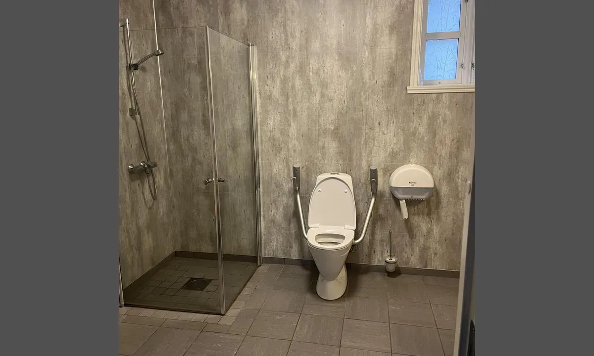 Litlebergen: {"base": "no", "no": "Her var det god plass og rent og pent. Var flere enkle toaletter i tillegg.", "se": "H\u00e4r fanns det gott om plats och det var rent och fint. Det fanns flera enkla toaletter dessutom.", "en": "There was plenty of space and it was clean and tidy. There were also several simple toilets.", "da": "Her var der god plads og rent og p\u00e6nt. Var flere enkle toiletter i till\u00e6g.", "fr": "Ici, il y avait beaucoup de place et c'\u00e9tait propre et bien entretenu. Il y avait aussi plusieurs toilettes simples.", "de": "Hier gab es viel Platz und es war sauber und ordentlich. Zus\u00e4tzlich gab es mehrere einfache Toiletten.", "es": "Aqu\u00ed hab\u00eda mucho espacio y todo estaba limpio y ordenado. Tambi\u00e9n hab\u00eda varios ba\u00f1os sencillos adicionales.", "it": "Qui c'era ampio spazio e tutto era pulito e ordinato. C'erano anche diversi servizi igienici semplici.", "pt": "Aqui havia muito espa\u00e7o e era limpo e arrumado. Havia v\u00e1rios banheiros simples al\u00e9m disso.", "nl": "Er was hier voldoende ruimte en het was schoon en netjes. Er waren ook meerdere eenvoudige toiletten.", "pl": "Tutaj by\u0142o du\u017co miejsca i czysto i schludnie. Dodatkowo by\u0142o kilka prostych toalet.", "uk": "\u0422\u0443\u0442 \u0431\u0443\u043b\u043e \u0431\u0430\u0433\u0430\u0442\u043e \u043c\u0456\u0441\u0446\u044f \u0442\u0430 \u0447\u0438\u0441\u0442\u043e \u0439 \u043e\u0445\u0430\u0439\u043d\u043e. \u0422\u0430\u043a\u043e\u0436 \u0431\u0443\u043b\u043e \u0434\u0435\u043a\u0456\u043b\u044c\u043a\u0430 \u043f\u0440\u043e\u0441\u0442\u0438\u0445 \u0442\u0443\u0430\u043b\u0435\u0442\u0456\u0432.", "ro": "Aici era destul loc \u0219i curat \u0219i \u00eengrijit. Erau mai multe toalete simple \u00een plus.", "tr": "Burada bolca yer vard\u0131 ve temiz ve d\u00fczenliydi. Ayr\u0131ca birka\u00e7 basit tuvalet vard\u0131.", "el": "\u0395\u03b4\u03ce \u03c5\u03c0\u03ae\u03c1\u03c7\u03b5 \u03b1\u03c1\u03ba\u03b5\u03c4\u03cc\u03c2 \u03c7\u03ce\u03c1\u03bf\u03c2 \u03ba\u03b1\u03b9 \u03ae\u03c4\u03b1\u03bd \u03ba\u03b1\u03b8\u03b1\u03c1\u03cc \u03ba\u03b1\u03b9 \u03c4\u03b1\u03ba\u03c4\u03bf\u03c0\u03bf\u03b9\u03b7\u03bc\u03ad\u03bd\u03bf. \u03a5\u03c0\u03ae\u03c1\u03c7\u03b1\u03bd \u03b5\u03c0\u03af\u03c3\u03b7\u03c2 \u03c0\u03bf\u03bb\u03bb\u03ad\u03c2 \u03b1\u03c0\u03bb\u03ad\u03c2 \u03c4\u03bf\u03c5\u03b1\u03bb\u03ad\u03c4\u03b5\u03c2.", "cs": "Bylo zde dost m\u00edsta a bylo to \u010dist\u00e9 a p\u011bkn\u00e9. Bylo zde tak\u00e9 n\u011bkolik jednoduch\u00fdch toalet.", "hu": "Itt sok hely volt, \u00e9s tiszta \u00e9s rendezett. Rendelkez\u00e9sre \u00e1llt t\u00f6bb egyszer\u0171 WC is.", "fi": "T\u00e4\u00e4ll\u00e4 oli hyvin tilaa ja puhdasta ja siisti\u00e4. Lis\u00e4ksi oli useita yksinkertaisia vessoja.", "bg": "\u0422\u0443\u043a \u0438\u043c\u0430\u0448\u0435 \u043c\u043d\u043e\u0433\u043e \u043c\u044f\u0441\u0442\u043e \u0438 \u0431\u0435\u0448\u0435 \u0447\u0438\u0441\u0442\u043e \u0438 \u043f\u043e\u0434\u0440\u0435\u0434\u0435\u043d\u043e. \u0418\u043c\u0430\u0448\u0435 \u0438 \u043d\u044f\u043a\u043e\u043b\u043a\u043e \u043f\u0440\u043e\u0441\u0442\u0438 \u0442\u043e\u0430\u043b\u0435\u0442\u043d\u0438 \u0434\u043e\u043f\u044a\u043b\u043d\u0438\u0442\u0435\u043b\u043d\u043e.", "sr": "Ovdje je bilo puno prostora i \u010disto i uredno. Tako\u0111e, bilo je nekoliko jednostavnih toaleta.", "et": "Siin oli palju ruumi ja puhas ning korralik. Lisaks oli mitu lihtsat tualetti.", "lv": "\u0160eit bija daudz vietas un viss bija t\u012brs un k\u0101rt\u012bgs. Bija ar\u012b vair\u0101ki vienk\u0101r\u0161i tualetes.", "lt": "\u010cia buvo daug vietos ir \u0161varu bei tvarkinga. Buvo dar keli paprasti tualetai."}