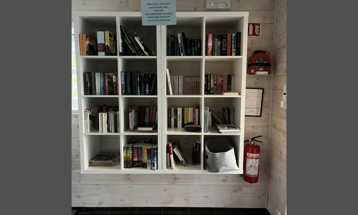 Litlebergen: {"base": "no", "no": "Flott l\u00e5ne/bytte bibliotek. Her hang det ogs\u00e5 hjertestarter rett innenfor d\u00f8ren i service bygget som var nytt og flott.", "se": "Utm\u00e4rkt l\u00e5ne/byte bibliotek. H\u00e4r fanns \u00e4ven en hj\u00e4rtstartare precis innanf\u00f6r d\u00f6rren i servicebyggnaden som var ny och fantastisk.", "en": "Great lending/exchange library. A defibrillator was also hanging just inside the door in the service building, which was new and excellent.", "da": "Flot l\u00e5ne/bytte bibliotek. Her hang der ogs\u00e5 hjertestarter lige indenfor d\u00f8ren i service bygningen, som var ny og flot.", "fr": "Biblioth\u00e8que d'\u00e9change/emprunt superbe. Ici, il y avait aussi un d\u00e9fibrillateur juste \u00e0 l'int\u00e9rieur de la porte du b\u00e2timent de service, qui \u00e9tait r\u00e9cent et superbe.", "de": "Tolles Leih-/Tauschbibliothek. Hier war auch ein Defibrillator direkt innerhalb der T\u00fcr im Servicegeb\u00e4ude aufgeh\u00e4ngt, welches neu und sch\u00f6n war.", "es": "Biblioteca de pr\u00e9stamo/intercambio impresionante. Aqu\u00ed tambi\u00e9n hab\u00eda un desfibrilador justo dentro de la puerta del edificio de servicios, que era nuevo y magn\u00edfico.", "it": "Magnifica biblioteca di prestito/scambio. Qui era appeso anche un defibrillatore appena all'interno della porta dell'edificio di servizio, che era nuovo e magnifico.", "pt": "Biblioteca de troca/empr\u00e9stimo fant\u00e1stica. Aqui tamb\u00e9m est\u00e1 pendurado um desfibrilador logo dentro da porta do pr\u00e9dio de servi\u00e7os que era novo e fant\u00e1stico.", "nl": "Prachtige leen-/ruilbibliotheek. Hier hing ook een AED direct binnen de deur van het servicegebouw, dat nieuw en prachtig was.", "pl": "Wspania\u0142a biblioteka do wypo\u017cyczania/wymiany. Tutaj zawieszony by\u0142 r\u00f3wnie\u017c defibrylator zaraz za drzwiami w nowoczesnym i wspania\u0142ym budynku serwisowym.", "uk": "\u0427\u0443\u0434\u043e\u0432\u0430 \u0431\u0456\u0431\u043b\u0456\u043e\u0442\u0435\u043a\u0430 \u0434\u043b\u044f \u0437\u0430\u043f\u043e\u0437\u0438\u0447\u0435\u043d\u043d\u044f/\u043e\u0431\u043c\u0456\u043d\u0443. \u0422\u0443\u0442 \u0442\u0430\u043a\u043e\u0436 \u0432\u0438\u0441\u0438\u0442\u044c \u0434\u0435\u0444\u0456\u0431\u0440\u0438\u043b\u044f\u0442\u043e\u0440 \u043f\u0440\u044f\u043c\u043e \u0437\u0430 \u0434\u0432\u0435\u0440\u0438\u043c\u0430 \u0432 \u0441\u0435\u0440\u0432\u0456\u0441\u043d\u0456\u0439 \u0431\u0443\u0434\u0456\u0432\u043b\u0456, \u044f\u043a\u0430 \u0431\u0443\u043b\u0430 \u043d\u043e\u0432\u043e\u044e \u0456 \u0447\u0443\u0434\u043e\u0432\u043e\u044e.", "ro": "Bibliotec\u0103 excelent\u0103 de \u00eemprumut/schimb. Aici era, de asemenea, un defibrilator chiar \u00een spatele u\u0219ii \u00een cl\u0103direa de servicii, care era nou\u0103 \u0219i frumoas\u0103.", "tr": "Harika bir \u00f6d\u00fcn\u00e7 alma/takas k\u00fct\u00fcphanesi. Burada hizmet binas\u0131n\u0131n hemen i\u00e7inde kap\u0131n\u0131n yan\u0131nda da yeni ve harika bir kalp kurtar\u0131c\u0131 (defibrilat\u00f6r) as\u0131l\u0131yd\u0131.", "el": "\u03a5\u03c0\u03ad\u03c1\u03bf\u03c7\u03b7 \u03b2\u03b9\u03b2\u03bb\u03b9\u03bf\u03b8\u03ae\u03ba\u03b7 \u03b4\u03b1\u03bd\u03b5\u03b9\u03c3\u03bc\u03bf\u03cd/\u03b1\u03bd\u03c4\u03b1\u03bb\u03bb\u03b1\u03b3\u03ae\u03c2. \u0395\u03b4\u03ce \u03ba\u03c1\u03ad\u03bc\u03b5\u03c4\u03b1\u03b9 \u03b5\u03c0\u03af\u03c3\u03b7\u03c2 \u03ad\u03bd\u03b1\u03c2 \u03b1\u03c0\u03b9\u03bd\u03b9\u03b4\u03c9\u03c4\u03ae\u03c2 \u03b1\u03ba\u03c1\u03b9\u03b2\u03ce\u03c2 \u03bc\u03ad\u03c3\u03b1 \u03b1\u03c0\u03cc \u03c4\u03b7\u03bd \u03c0\u03cc\u03c1\u03c4\u03b1 \u03c3\u03c4\u03bf \u03ba\u03c4\u03af\u03c1\u03b9\u03bf \u03c5\u03c0\u03b7\u03c1\u03b5\u03c3\u03b9\u03ce\u03bd \u03c0\u03bf\u03c5 \u03b5\u03af\u03bd\u03b1\u03b9 \u03bd\u03ad\u03bf \u03ba\u03b1\u03b9 \u03c5\u03c0\u03ad\u03c1\u03bf\u03c7\u03bf.", "cs": "Skv\u011bl\u00e1 p\u016fj\u010dovna/v\u00fdm\u011bna knih. Hned za dve\u0159mi v nov\u00e9 a skv\u011bl\u00e9 servisn\u00ed budov\u011b na st\u011bn\u011b visel tak\u00e9 defibril\u00e1tor.", "hu": "Remek k\u00f6lcs\u00f6nz\u0151/csere k\u00f6nyvt\u00e1r. Itt is ki volt helyezve egy defibrill\u00e1tor, k\u00f6zvetlen\u00fcl az ajt\u00f3 m\u00f6g\u00f6tt a szolg\u00e1ltat\u00e1si \u00e9p\u00fcletben, amely \u00faj \u00e9s sz\u00e9p volt.", "fi": "Mahtava laina/vaihto kirjasto. T\u00e4\u00e4ll\u00e4 oli my\u00f6s syd\u00e4niskuri heti oven sis\u00e4puolella uudessa ja hienossa huoltorakennuksessa.", "bg": "\u0421\u0442\u0440\u0430\u0445\u043e\u0442\u043d\u0430 \u0437\u0430\u0435\u043c\u043d\u0430/\u0440\u0430\u0437\u043c\u0435\u043d\u043d\u0430 \u0431\u0438\u0431\u043b\u0438\u043e\u0442\u0435\u043a\u0430. \u0422\u0443\u043a \u0441\u044a\u0449\u043e \u0438\u043c\u0430\u0448\u0435 \u0434\u0435\u0444\u0438\u0431\u0440\u0438\u043b\u0430\u0442\u043e\u0440 \u0442\u043e\u0447\u043d\u043e \u0432\u044a\u0442\u0440\u0435 \u0434\u043e \u0432\u0440\u0430\u0442\u0430\u0442\u0430 \u0432 \u043d\u043e\u0432\u0430\u0442\u0430 \u0438 \u043a\u0440\u0430\u0441\u0438\u0432\u0430 \u043e\u0431\u0441\u043b\u0443\u0436\u0432\u0430\u0449\u0430 \u0441\u0433\u0440\u0430\u0434\u0430.", "sr": "Lepa biblioteka za pozajmljivanje/zamenu. Ovde je tako\u0111e bio defibrilator odmah unutar vrata u servisnoj zgradi koja je bila nova i lepa.", "et": "Suurep\u00e4rane laenutus/vahetusraamatukogu. Siin rippus ka elustamisaparaat otse uksel teenindushoone sees, mis oli uus ja suurep\u00e4rane.", "lv": "Lieliska aizdevuma/mai\u0146as bibliot\u0113ka. \u0160eit pie durv\u012bm jaunaj\u0101 un skaistaj\u0101 servisa \u0113k\u0101 ar\u012b bija piestiprin\u0101ts defibrilators.", "lt": "Puiki skolinimosi/pakeitimo biblioteka. \u010cia taip pat buvo pakabinta \u0161irdies defibriliatorius tiesiai u\u017e dur\u0173 naujame ir moderniame paslaug\u0173 pastate."}