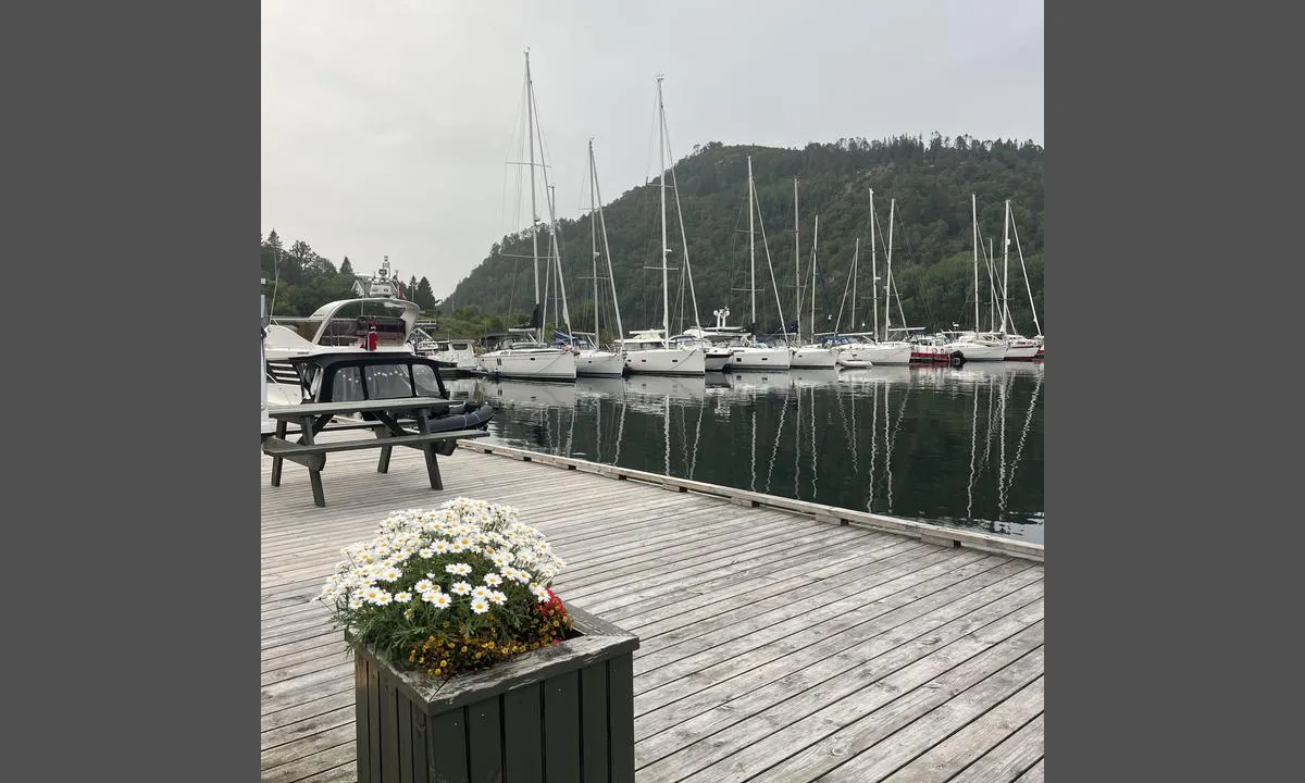 Litlebergen: {"base": "no", "no": "Vi la oss inderst i havnen istedenfor p\u00e5 utsiden. Veldig rolig havn.", "se": "Vi lade oss l\u00e4ngst in i hamnen ist\u00e4llet f\u00f6r p\u00e5 utsidan. V\u00e4ldigt lugn hamn.", "en": "We positioned ourselves inside the harbor instead of outside. Very calm harbor.", "da": "Vi lagde os inderst i havnen i stedet for udenfor. Meget rolig havn.", "fr": "Nous nous sommes amarr\u00e9s \u00e0 l\u2019int\u00e9rieur du port au lieu de l\u2019ext\u00e9rieur. Port tr\u00e8s calme.", "de": "Wir legten uns innersten im Hafen anstatt au\u00dfen. Sehr ruhiger Hafen.", "es": "Nos ubicamos en el interior del puerto en lugar del exterior. Puerto muy tranquilo.", "it": "Ci siamo sistemati nella parte interna del porto invece che all'esterno. Porto molto tranquillo.", "pt": "Ancor\u00e1mos no interior do porto em vez de no exterior. Porto muito tranquilo.", "nl": "We liggen in de binnenste haven in plaats van aan de buitenkant. Zeer rustige haven.", "pl": "Zacz\u0119li\u015bmy od wewn\u0119trznej strony portu zamiast na zewn\u0105trz. Bardzo spokojny port.", "uk": "\u041c\u0438 \u0441\u0442\u0430\u043b\u0438 \u0443 \u043d\u0430\u0439\u0432\u043d\u0443\u0442\u0440\u0456\u0448\u043d\u0456\u0439 \u0447\u0430\u0441\u0442\u0438\u043d\u0456 \u0433\u0430\u0432\u0430\u043d\u0456 \u0437\u0430\u043c\u0456\u0441\u0442\u044c \u0437\u043e\u0432\u043d\u0456. \u0414\u0443\u0436\u0435 \u0441\u043f\u043e\u043a\u0456\u0439\u043d\u0430 \u0433\u0430\u0432\u0430\u043d\u044c.", "ro": "Ne-am a\u0219ezat \u00een partea cea mai interioar\u0103 a portului \u00een loc de exterior. Port foarte lini\u0219tit.", "tr": "Limanda d\u0131\u015f tarafta kalmak yerine i\u00e7 taraf\u0131na yerle\u015ftik. \u00c7ok sakin bir liman.", "el": "\u0391\u03b3\u03ba\u03c5\u03c1\u03bf\u03b2\u03bf\u03bb\u03ae\u03c3\u03b1\u03bc\u03b5 \u03c3\u03c4\u03bf \u03b5\u03c3\u03c9\u03c4\u03b5\u03c1\u03b9\u03ba\u03cc \u03c4\u03bf\u03c5 \u03bb\u03b9\u03bc\u03b1\u03bd\u03b9\u03bf\u03cd \u03b1\u03bd\u03c4\u03af \u03b3\u03b9\u03b1 \u03c4\u03b7\u03bd \u03b5\u03be\u03c9\u03c4\u03b5\u03c1\u03b9\u03ba\u03ae \u03c0\u03bb\u03b5\u03c5\u03c1\u03ac. \u03a0\u03bf\u03bb\u03cd \u03ae\u03c3\u03c5\u03c7\u03bf \u03bb\u03b9\u03bc\u03ac\u03bd\u03b9.", "cs": "Polo\u017eili jsme se uvnit\u0159 p\u0159\u00edstavu m\u00edsto vn\u011b. Velmi klidn\u00fd p\u0159\u00edstav.", "hu": "A kik\u00f6t\u0151 bels\u0151 r\u00e9sz\u00e9hez k\u00f6t\u00f6tt\u00fcnk ki ahelyett, hogy k\u00edv\u00fcl horgonyoztunk volna. Nagyon csendes kik\u00f6t\u0151.", "fi": "Me kiinnityimme sataman sisimp\u00e4\u00e4n osaan ulkopuolen sijaan. Eritt\u00e4in rauhallinen satama.", "bg": "\u041d\u0438\u0435 \u0441\u0435 \u043d\u0430\u0441\u0442\u0430\u043d\u0438\u0445\u043c\u0435 \u0432\u044a\u0432 \u0432\u044a\u0442\u0440\u0435\u0448\u043d\u043e\u0441\u0442\u0442\u0430 \u043d\u0430 \u043f\u0440\u0438\u0441\u0442\u0430\u043d\u0438\u0449\u0435\u0442\u043e \u0432\u043c\u0435\u0441\u0442\u043e \u043e\u0442\u0432\u044a\u043d. \u041c\u043d\u043e\u0433\u043e \u0441\u043f\u043e\u043a\u043e\u0439\u043d\u043e \u043f\u0440\u0438\u0441\u0442\u0430\u043d\u0438\u0449\u0435.", "sr": "Mi smo se vezali u unutra\u0161njem delu luke umesto spolja. Veoma mirna luka.", "et": "Me sildusime sadama sisemises osas, mitte v\u00e4lisk\u00fcljel. V\u00e4ga vaikne sadam.", "lv": "M\u0113s nost\u0101j\u0101mies ostas iek\u0161pus\u0113, nevis \u0101rpus\u0113. \u013boti mier\u012bga osta.", "lt": "Mes prisi\u0161vartavome uoste, o ne i\u0161or\u0117je. Labai rami prieplauka."}