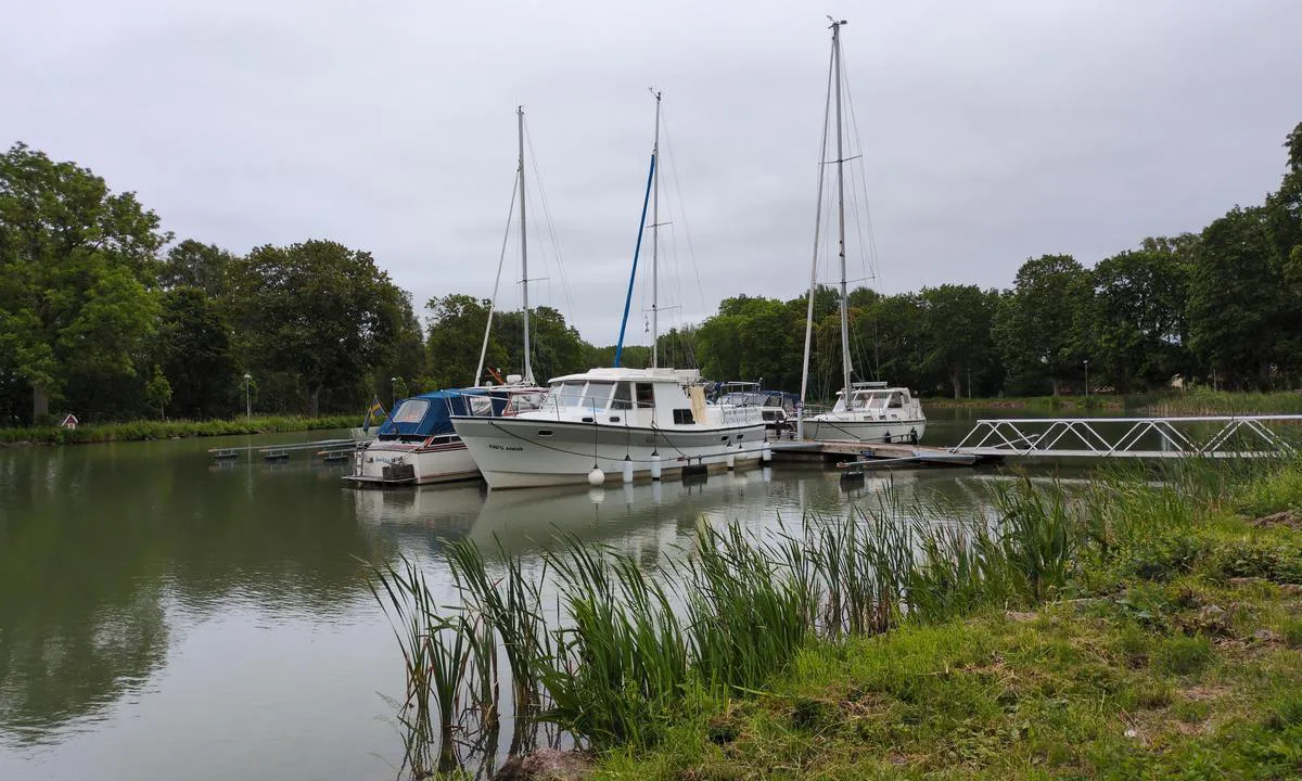 Ljungsbro/Malfors: {"base": "en", "no": "Bryggen for b\u00e5ter med en bredde p\u00e5 opptil 3,8 m", "se": "Bryggan f\u00f6r b\u00e5tar upp till en bredd p\u00e5 3,8 m", "en": "The jetty for boats up to a breadth of 3.8 m", "da": "Molen til b\u00e5de med en bredde p\u00e5 op til 3,8 m", "fr": "Le quai pour les bateaux d'une largeur jusqu'\u00e0 3,8 m", "de": "Die Anlegestelle f\u00fcr Boote bis zu einer Breite von 3,8 m", "es": "El muelle para embarcaciones de hasta 3,8 m de manga", "it": "Il molo per barche fino a una larghezza di 3,8 m", "pt": "O cais para barcos com at\u00e9 3,8 m de largura", "nl": "De steiger voor boten tot een breedte van 3,8 m", "pl": "Pomost dla \u0142odzi o szeroko\u015bci do 3,8 m", "uk": "\u041f\u0440\u0438\u0447\u0430\u043b \u0434\u043b\u044f \u0447\u043e\u0432\u043d\u0456\u0432 \u0437 \u0448\u0438\u0440\u0438\u043d\u043e\u044e \u0434\u043e 3,8 \u043c", "ro": "Debarcaderul pentru b\u0103rci cu o l\u0103\u021bime de p\u00e2n\u0103 la 3,8 m", "tr": "Tekneler i\u00e7in r\u0131ht\u0131m, 3.8 m geni\u015fli\u011fe kadar", "el": "\u0397 \u03c0\u03c1\u03bf\u03b2\u03bb\u03ae\u03c4\u03b1 \u03b3\u03b9\u03b1 \u03c3\u03ba\u03ac\u03c6\u03b7 \u03bc\u03b5 \u03c0\u03bb\u03ac\u03c4\u03bf\u03c2 \u03ad\u03c9\u03c2 3,8 \u03bc", "cs": "Molo pro lod\u011b o \u0161\u00ed\u0159ce a\u017e 3,8 m", "hu": "A m\u00f3l\u00f3 3,8 m sz\u00e9less\u00e9g\u0171 haj\u00f3k sz\u00e1m\u00e1ra", "fi": "Laituri enint\u00e4\u00e4n 3,8 m leveille veneille", "bg": "\u041f\u0440\u0438\u0441\u0442\u0430\u043d\u0438\u0449\u0435\u0442\u043e \u0437\u0430 \u043b\u043e\u0434\u043a\u0438 \u0434\u043e \u0448\u0438\u0440\u0438\u043d\u0430 3.8 \u043c", "sr": "Pristani\u0161te za \u010damce \u0161irine do 3,8 m", "et": "Sildumiskoht paatidele, mille laius on kuni 3,8 m", "lv": "Piests ostai ir piem\u0113rots laiv\u0101m l\u012bdz pat 3,8 m platum\u0101", "lt": "Prieplauka laivams, kuri\u0173 plotis iki 3,8 m"}