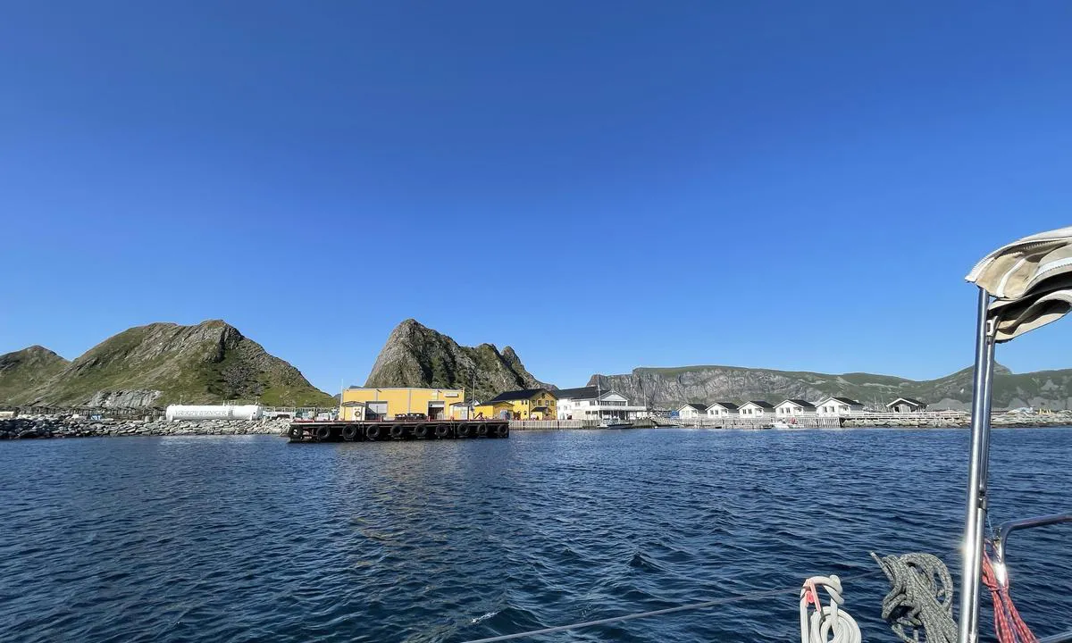 Lofoten og Værøy Bryggehotell ligger om babord etter at en har passert fergeleiet.