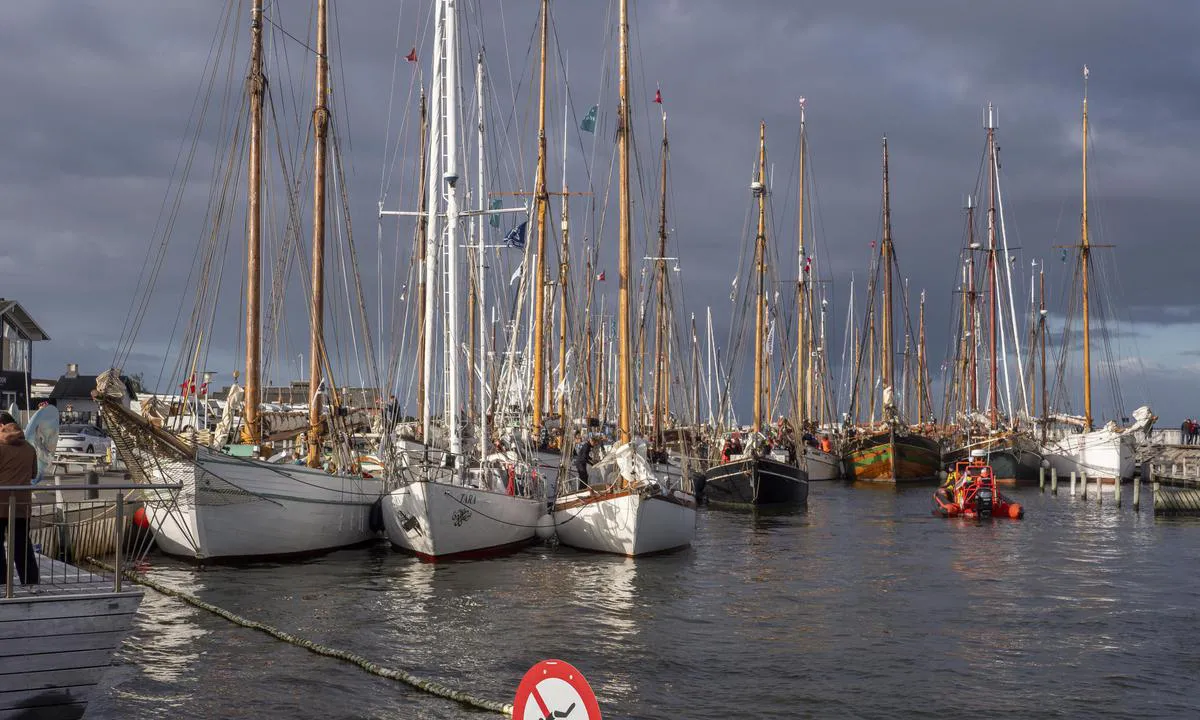 Løgstør Bådelaug: {"base": "da", "no": "https://limfjordenrundt.dk/program-for-limfjorden-rundt-2024/", "se": "https://limfjordenrundt.dk/program-for-limfjorden-rundt-2024/", "en": "https://limfjordenrundt.dk/program-for-limfjorden-rundt-2024/", "da": "https://limfjordenrundt.dk/program-for-limfjorden-rundt-2024/", "fr": "https://limfjordenrundt.dk/programme-pour-limfjorden-rundt-2024/", "de": "https://limfjordenrundt.dk/program-fuer-limfjorden-rundt-2024/", "es": "https://limfjordenrundt.dk/program-for-limfjorden-rundt-2024/", "it": "https://limfjordenrundt.dk/program-for-limfjorden-rundt-2024/", "pt": "https://limfjordenrundt.dk/program-for-limfjorden-rundt-2024/", "nl": "https://limfjordenrundt.dk/program-for-limfjorden-rond-2024/", "pl": "https://limfjordenrundt.dk/program-dla-limfjorden-rundt-2024/", "uk": "https://limfjordenrundt.dk/program-for-limfjorden-rundt-2024/", "ro": "https://limfjordenrundt.dk/program-for-limfjorden-rundt-2024/", "tr": "https://limfjordenrundt.dk/program-for-limfjorden-rundt-2024/", "el": "https://limfjordenrundt.dk/programma-gia-to-limfjorden-rundt-2024/", "cs": "https://limfjordenrundt.dk/program-pro-limfjorden-rundt-2024/", "hu": "https://limfjordenrundt.dk/program-for-limfjorden-rundt-2024/", "fi": "https://limfjordenrundt.dk/ohjelma-limfjorden-rundt-2024/", "bg": "https://limfjordenrundt.dk/program-for-limfjorden-rundt-2024/", "sr": "<meta charset=\"utf-8\">\n<title>Program za Limfjorden Rundt 2024 - Limfjorden Rundt</title>\n<meta name=\"description\" content=\"Program Limfjorden Rundt 2024\">\n<link rel=\"stylesheet\" href=\"https://limfjordenrundt.dk/wp-content/themes/bn-dichondra/style.css?936&ver=5\">\n<header class=\"page-header\">\n <div class=\"hgroup\">\n\t<h1>Program za Limfjorden Rundt 2024</h1>\n </div>\n</header>\n\n<p><strong>Tidplan</strong> for Limfjorden Rundt med traditionelle tr\u00e6skibe</p>\n<p>&nbsp;</p>\n<p>Detalji o programu dolaze uskoro.</p>\n<p>&nbsp;</p>\n<p>Her er programmet for 2023-racet som referansa:</p>\n<p>&nbsp;</p>\n<p><strong>Ponedeljak 11. septembar</strong></p>\n<p>14.00-23.00 Prijava posada - presostaji Gladjanternes Hus, Vikingevej 12, 9700 Br\u00f8nderslev</p>\n<p>18.00 Skipperm\u00f8de - Gladjanternes Hus</p>\n<p>19.00 Aftenarrangement - Gladjanternes Hus</p>\n<p>&nbsp;</p>\n<p><strong>Utorak 12. septembar</strong></p>\n<p>10.00 Skippere samles - Gladjanternes Hus</p>\n<p>11.00 Start sejlad 1 - Limfjorden</p>\n<p>17.00 Ankomst til Thisted - fiskerihavn</p>\n<p>21.00 Skipperm\u00f8de - Thisted Sejlforening</p>\n<p>&nbsp;</p>\n<p><strong>Sreda 13. septembar</strong></p>\n<p>10.00 Start sejlad 2 - Thisted</p>\n<p>17.00 Ankomst til Struer - lystb\u00e5dehavn</p>\n<p>18.00 Skipperm\u00f8de - Struer Sejlklub</p>\n<p>&nbsp;</p>\n<p><strong>\u010cetvrtak 14. septembar</strong></p>\n<p>10.00 Start sejlad 3 - Struer</p>\n<p>17.00 Ankomst til Nyk\u00f8bing Mors - lystb\u00e5dehavn</p>\n<p>21.00 Skipperm\u00f8de - Nyk\u00f8bing Mors Sejlklub</p>\n<p>&nbsp;</p>\n<p><strong>Petak 15. septembar</strong></p>\n<p>10.00 Start sejlad 4 - Nyk\u00f8bing Mors</p>\n<p>17.00 Ankomst til Fur - lystb\u00e5dehavn</p>\n<p>21.00 Skipperm\u00f8de - Fur Sejlklub</p>\n<p>&nbsp;</p>\n<p><strong>Subota 16. septembar</strong></p>\n<p>10.00 Start sejlad 5 - Fur</p>\n<p>17.00 Ankomst til Skive - lystb\u00e5dehavn</p>\n<p>18.00 Festmiddag og pr\u00e6mieuddeling - Skive Sejlklub</p>", "et": "https://limfjordenrunt.dk/kava-limfjorden-rundt-2024/", "lv": "https://limfjordenrundt.dk/program-for-limfjorden-rundt-2024/", "lt": "https://limfjordenrundt.dk/program-for-limfjorden-rundt-2024/"}