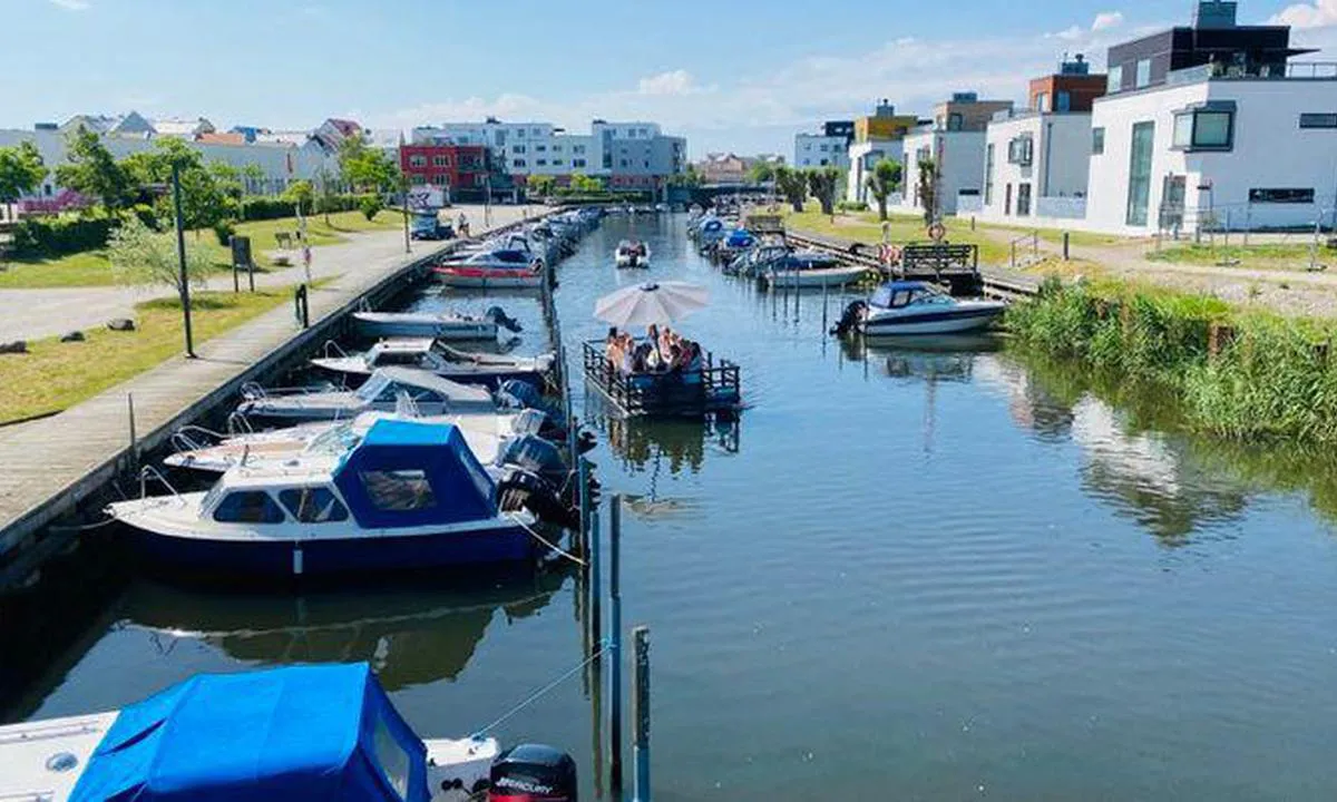 Lomma Gästhamn: {"base": "en", "no": "Opp elva", "se": "Uppstr\u00f6ms", "en": "Up river", "da": "Op ad floden"}