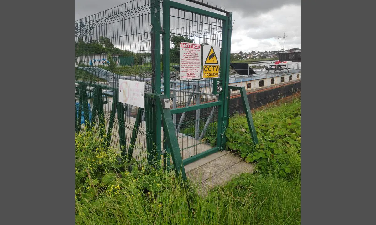 London Guilds harbour (across the road from the G : {"base": "en", "no": "Til tross for forestillingene som noen kan ha, ble denne havnen tilrettelagt som veldedighet og eies ikke av noen. Men det ser ut til at noen kan fors\u00f8ke \u00e5 ta besittelse.", "se": "Trots de uppfattningar som vissa kan ha, var denna hamn anlagd som v\u00e4lg\u00f6renhet och \u00e4gs inte av n\u00e5gon. Men det verkar som om n\u00e5gon kan f\u00f6rs\u00f6ka ta besittning.", "en": "In spite of the notions that appear by somebody, this harbor was provided for as a charity and is not owned by anybody. But it looks like somebody might be trying to take possession.", "da": "P\u00e5 trods af de forestillinger, som nogen m\u00e5tte have, blev denne havn etableret som en velg\u00f8renhed og ejes ikke af nogen. Men det ser ud til, at nogen m\u00e5ske fors\u00f8ger at tage ejerskab.", "fr": "Malgr\u00e9 les id\u00e9es v\u00e9hicul\u00e9es par certains, ce port a \u00e9t\u00e9 con\u00e7u \u00e0 titre de charit\u00e9 et n'appartient \u00e0 personne. Cependant, il semble que quelqu'un tente de s'en emparer.", "de": "Trotz der Annahmen, die von jemandem aufgestellt werden, wurde dieser Hafen als Wohlt\u00e4tigkeit bereitgestellt und geh\u00f6rt niemandem. Aber es sieht so aus, als ob jemand versuchen k\u00f6nnte, Besitz zu ergreifen.", "es": "A pesar de las nociones que pueden surgir de alguien, este puerto fue proporcionado como una obra de caridad y no es propiedad de nadie. Pero parece que alguien podr\u00eda estar intentando tomar posesi\u00f3n.", "it": "Nonostante le nozioni che appaiono a qualcuno, questo porto \u00e8 stato fornito come opera di beneficenza e non \u00e8 di propriet\u00e0 di nessuno. Ma sembra che qualcuno possa cercare di prenderne possesso.", "pt": "Apesar das no\u00e7\u00f5es que aparecem por algu\u00e9m, este porto foi providenciado como uma caridade e n\u00e3o \u00e9 de propriedade de ningu\u00e9m. Mas parece que algu\u00e9m pode estar tentando tomar posse.", "nl": "Ondanks de opvattingen die iemand misschien heeft, is deze haven als een liefdadigheidsproject aangeboden en is ze niet in eigendom van iemand. Het lijkt er echter op dat iemand misschien probeert de haven in bezit te nemen.", "pl": "Niezale\u017cnie od sugestii, kt\u00f3re mog\u0105 si\u0119 pojawia\u0107 ze strony niekt\u00f3rych os\u00f3b, ten port zosta\u0142 zapewniony jako dzia\u0142alno\u015b\u0107 charytatywna i nie jest w\u0142asno\u015bci\u0105 nikogo. Ale wygl\u0105da na to, \u017ce kto\u015b mo\u017ce pr\u00f3bowa\u0107 go przej\u0105\u0107.", "uk": "\u041d\u0435\u0437\u0432\u0430\u0436\u0430\u044e\u0447\u0438 \u043d\u0430 \u0443\u044f\u0432\u043b\u0435\u043d\u043d\u044f, \u044f\u043a\u0456 \u043c\u043e\u0436\u0443\u0442\u044c \u0432\u0438\u043d\u0438\u043a\u0430\u0442\u0438 \u0443 \u043a\u043e\u0433\u043e\u0441\u044c, \u0446\u044f \u0433\u0430\u0432\u0430\u043d\u044c \u0431\u0443\u043b\u0430 \u043d\u0430\u0434\u0430\u043d\u0430 \u044f\u043a \u0431\u043b\u0430\u0433\u043e\u0434\u0456\u0439\u043d\u0456\u0441\u0442\u044c \u0456 \u043d\u0435 \u043d\u0430\u043b\u0435\u0436\u0438\u0442\u044c \u043d\u0456\u043a\u043e\u043c\u0443. \u0410\u043b\u0435 \u0437\u0434\u0430\u0454\u0442\u044c\u0441\u044f, \u0449\u043e \u0445\u0442\u043e\u0441\u044c \u043c\u043e\u0436\u0435 \u043d\u0430\u043c\u0430\u0433\u0430\u0442\u0438\u0441\u044f \u0457\u0457 \u043f\u0440\u0438\u0432\u043b\u0430\u0441\u043d\u0438\u0442\u0438.", "ro": "\u00cen ciuda no\u021biunilor care apar de la cineva, acest port a fost oferit ca o caritate \u0219i nu este de\u021binut de nimeni. Dar se pare c\u0103 cineva ar putea \u00eencerca s\u0103-\u0219i revendice proprietatea.", "tr": "Birisi taraf\u0131ndan ortaya \u00e7\u0131kan g\u00f6r\u00fc\u015flere ra\u011fmen, bu liman hay\u0131r ama\u00e7l\u0131 sa\u011flanm\u0131\u015ft\u0131r ve kimseye ait de\u011fildir. Ancak, birinin m\u00fclkiyetine almaya \u00e7al\u0131\u015f\u0131yor gibi g\u00f6r\u00fcn\u00fcyor.", "el": "\u03a0\u03b1\u03c1\u03ac \u03c4\u03b9\u03c2 \u03b1\u03bd\u03c4\u03b9\u03bb\u03ae\u03c8\u03b5\u03b9\u03c2 \u03c0\u03bf\u03c5 \u03b5\u03c0\u03b9\u03ba\u03c1\u03b1\u03c4\u03bf\u03cd\u03bd \u03b1\u03c0\u03cc \u03ba\u03ac\u03c0\u03bf\u03b9\u03bf\u03c5\u03c2, \u03b1\u03c5\u03c4\u03cc \u03c4\u03bf \u03bb\u03b9\u03bc\u03ac\u03bd\u03b9 \u03c0\u03b1\u03c1\u03b1\u03c7\u03c9\u03c1\u03ae\u03b8\u03b7\u03ba\u03b5 \u03c9\u03c2 \u03c6\u03b9\u03bb\u03b1\u03bd\u03b8\u03c1\u03c9\u03c0\u03af\u03b1 \u03ba\u03b1\u03b9 \u03b4\u03b5\u03bd \u03b1\u03bd\u03ae\u03ba\u03b5\u03b9 \u03c3\u03b5 \u03ba\u03b1\u03bd\u03ad\u03bd\u03b1\u03bd. \u03a9\u03c3\u03c4\u03cc\u03c3\u03bf, \u03c6\u03b1\u03af\u03bd\u03b5\u03c4\u03b1\u03b9 \u03cc\u03c4\u03b9 \u03ba\u03ac\u03c0\u03bf\u03b9\u03bf\u03c2 \u03bc\u03c0\u03bf\u03c1\u03b5\u03af \u03bd\u03b1 \u03c0\u03c1\u03bf\u03c3\u03c0\u03b1\u03b8\u03b5\u03af \u03bd\u03b1 \u03c4\u03bf \u03c0\u03ac\u03c1\u03b5\u03b9 \u03c3\u03c4\u03b7\u03bd \u03ba\u03b1\u03c4\u03bf\u03c7\u03ae \u03c4\u03bf\u03c5.", "cs": "Navzdory p\u0159edstav\u00e1m, kter\u00e9 m\u00e1 n\u011bkdo, tento p\u0159\u00edstav byl zaji\u0161t\u011bn jako charita a nen\u00ed ve vlastnictv\u00ed nikoho. Ale vypad\u00e1 to, \u017ee se n\u011bkdo mo\u017en\u00e1 sna\u017e\u00ed ho p\u0159evz\u00edt.", "hu": "Annak ellen\u00e9re, hogy valaki m\u00e1s v\u00e9lem\u00e9ny\u00e9t hallhatj\u00e1k, ezt a kik\u00f6t\u0151t j\u00f3t\u00e9kony c\u00e9llal l\u00e9tes\u00edtett\u00e9k \u00e9s nem birtokolja senki. Azonban \u00fagy t\u0171nik, mintha valaki megpr\u00f3b\u00e1ln\u00e1 birtokba venni.", "fi": "Huolimatta jonkun esitt\u00e4mist\u00e4 k\u00e4sityksist\u00e4, t\u00e4m\u00e4 satama tarjottiin hyv\u00e4ntekev\u00e4isyystarkoituksessa ja sit\u00e4 ei omista kukaan. Mutta n\u00e4ytt\u00e4\u00e4 silt\u00e4, ett\u00e4 joku saattaa yritt\u00e4\u00e4 ottaa sen hallintaansa.", "bg": "\u0412\u044a\u043f\u0440\u0435\u043a\u0438 \u0432\u044a\u0437\u043f\u0440\u0438\u044f\u0442\u0438\u044f\u0442\u0430, \u043a\u043e\u0438\u0442\u043e \u0441\u0435 \u043f\u043e\u044f\u0432\u044f\u0432\u0430\u0442 \u043e\u0442 \u043d\u044f\u043a\u043e\u0433\u043e, \u0442\u043e\u0432\u0430 \u043f\u0440\u0438\u0441\u0442\u0430\u043d\u0438\u0449\u0435 \u0431\u0435\u0448\u0435 \u043e\u0441\u0438\u0433\u0443\u0440\u0435\u043d\u043e \u043a\u0430\u0442\u043e \u0431\u043b\u0430\u0433\u043e\u0442\u0432\u043e\u0440\u0438\u0442\u0435\u043b\u043d\u043e\u0441\u0442 \u0438 \u043d\u0435 \u0435 \u0441\u043e\u0431\u0441\u0442\u0432\u0435\u043d\u043e\u0441\u0442 \u043d\u0430 \u043d\u0438\u043a\u043e\u0433\u043e. \u041d\u043e \u0438\u0437\u0433\u043b\u0435\u0436\u0434\u0430, \u0447\u0435 \u043d\u044f\u043a\u043e\u0439 \u043c\u043e\u0436\u0435 \u0434\u0430 \u0441\u0435 \u043e\u043f\u0438\u0442\u0432\u0430 \u0434\u0430 \u0433\u043e \u043f\u0440\u0438\u0441\u0432\u043e\u0438.", "sr": "\u0423\u043f\u0440\u043a\u043e\u0441 \u0438\u0434\u0435\u0458\u0430\u043c\u0430 \u043a\u043e\u0458\u0435 \u043d\u0435\u043a\u0438\u043c\u0430 \u043c\u043e\u0433\u0443 \u043f\u0430\u0441\u0442\u0438 \u043d\u0430 \u043f\u0430\u043c\u0435\u0442, \u043e\u0432\u0430 \u043b\u0443\u043a\u0430 \u0458\u0435 \u043e\u0431\u0435\u0437\u0431\u0435\u0452\u0435\u043d\u0430 \u043a\u0430\u043e \u0434\u043e\u0431\u0440\u043e\u0442\u0432\u043e\u0440\u043d\u0430 \u0438 \u043d\u0438\u0458\u0435 \u0443 \u0432\u043b\u0430\u0441\u043d\u0438\u0448\u0442\u0432\u0443 \u0431\u0438\u043b\u043e \u043a\u043e\u0433\u0430. \u0410\u043b\u0438 \u0438\u0437\u0433\u043b\u0435\u0434\u0430 \u043a\u0430\u043e \u0434\u0430 \u043d\u0435\u043a\u043e \u043c\u043e\u0436\u0434\u0430 \u043f\u043e\u043a\u0443\u0448\u0430\u0432\u0430 \u043f\u0440\u0435\u0443\u0437\u0435\u0442\u0438 \u043f\u043e\u0441\u0435\u0434.", "et": "Vaatamata arusaamadele, mis kellelgi v\u00f5ivad tekkida, on see sadam loodud heategevusena ja ei kuulu kellelegi. Kuid tundub, et keegi v\u00f5ib proovida seda omandada.", "lv": "Neskatoties uz da\u017eiem cilv\u0113kiem radu\u0161os priek\u0161statiem, \u0161\u012b osta tika nodro\u0161in\u0101ta k\u0101 labdar\u012bba un nav neviena \u012bpa\u0161um\u0101. Bet \u0161\u0137iet, ka k\u0101ds var\u0113tu m\u0113\u0123in\u0101t to piesavin\u0101ties.", "lt": "Nepaisant ka\u017ekieno manym\u0173, \u0161is uostas buvo \u012frengtas kaip labdara ir niekam nepriklauso. Ta\u010diau atrodo, kad ka\u017ekas gali bandyti j\u012f u\u017eimti."}