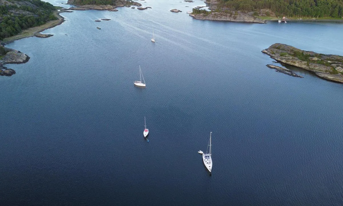 There are two bouys and lots of room to anchor in Lövö.