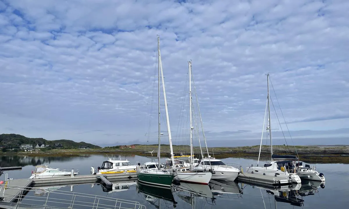 Lovund Gjestehavn: Nye betongbrygger med strøm og vann. Godt beskytte mot svell fra hurtigbåt og ferger som kommer og går. God dybde hele veien inn til bryggene selv om det på kartet er avmerket en 1 meters grunne i innseilingen.